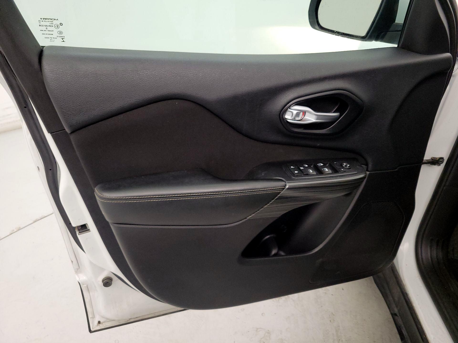 Thumbnail: 2015 Jeep Cherokee - 12