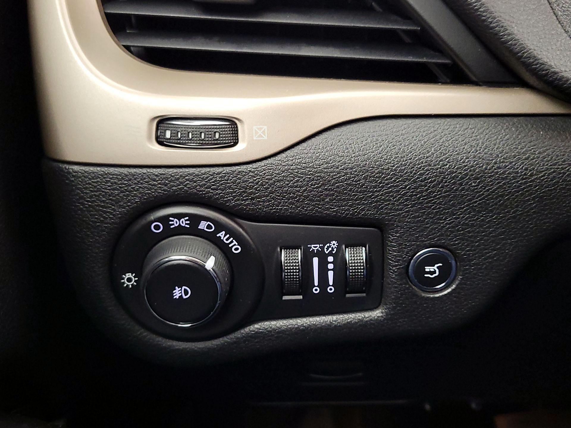 Thumbnail: 2015 Jeep Cherokee - 13