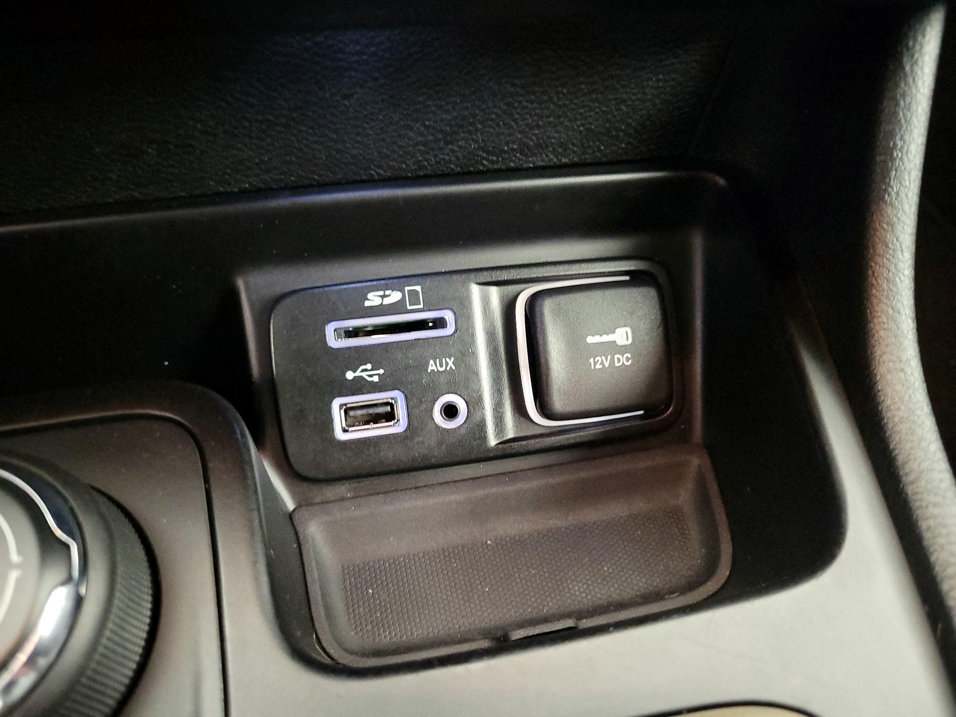 Thumbnail: 2015 Jeep Cherokee - 18