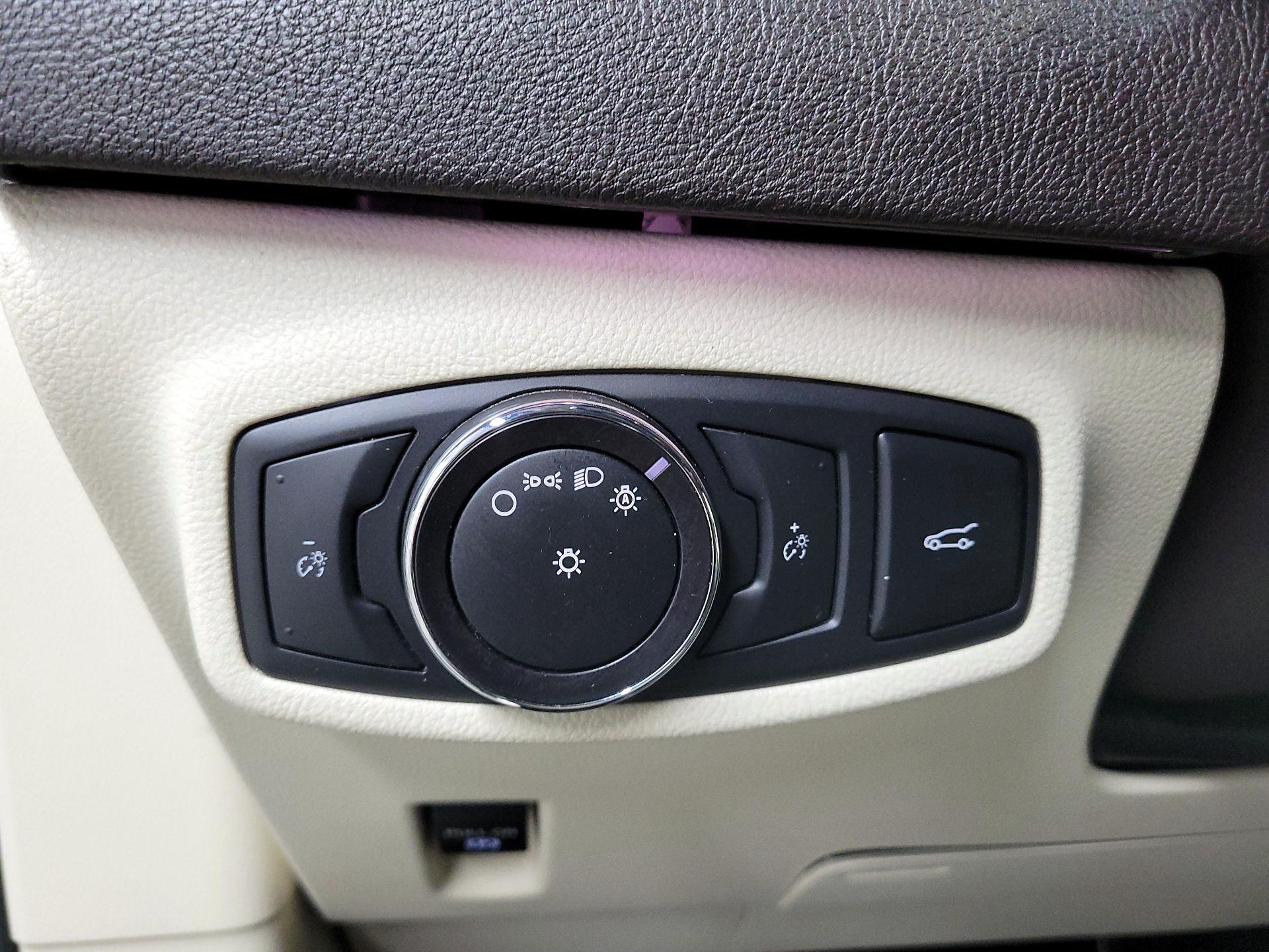 Thumbnail: 2015 Lincoln MKC - 13