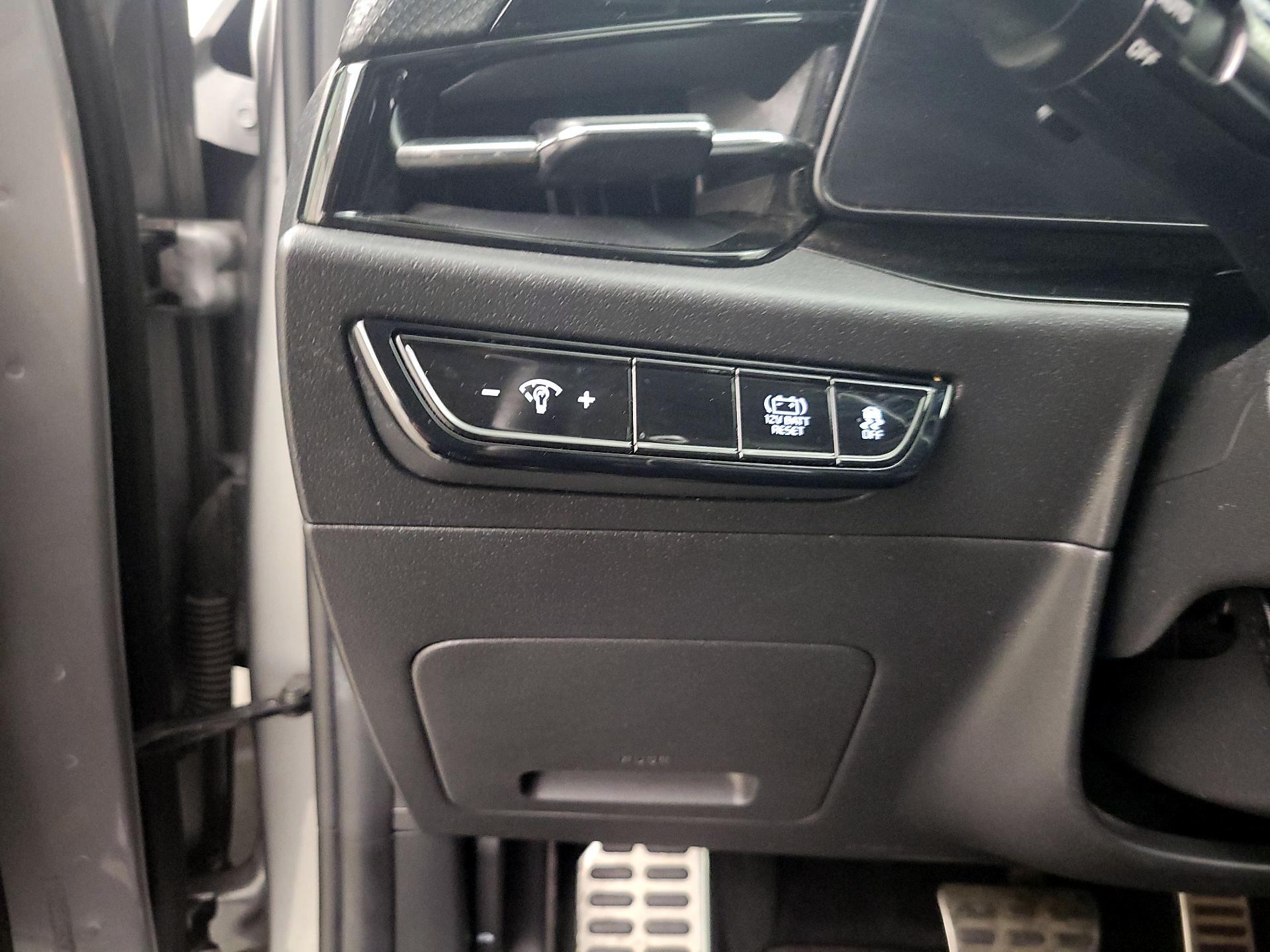 Thumbnail: 2023 Kia Niro - 13