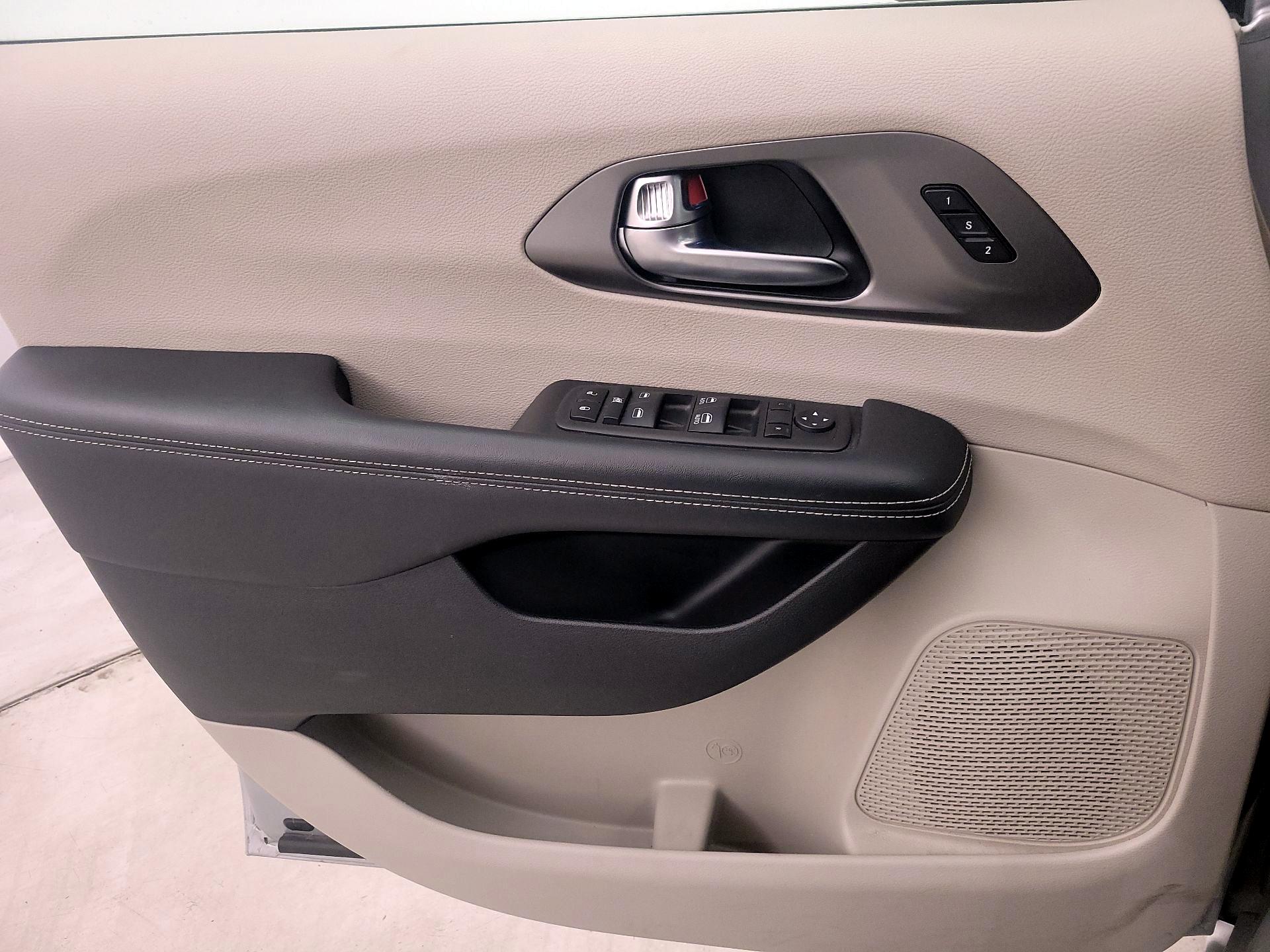 Thumbnail: 2023 Chrysler Pacifica - 12