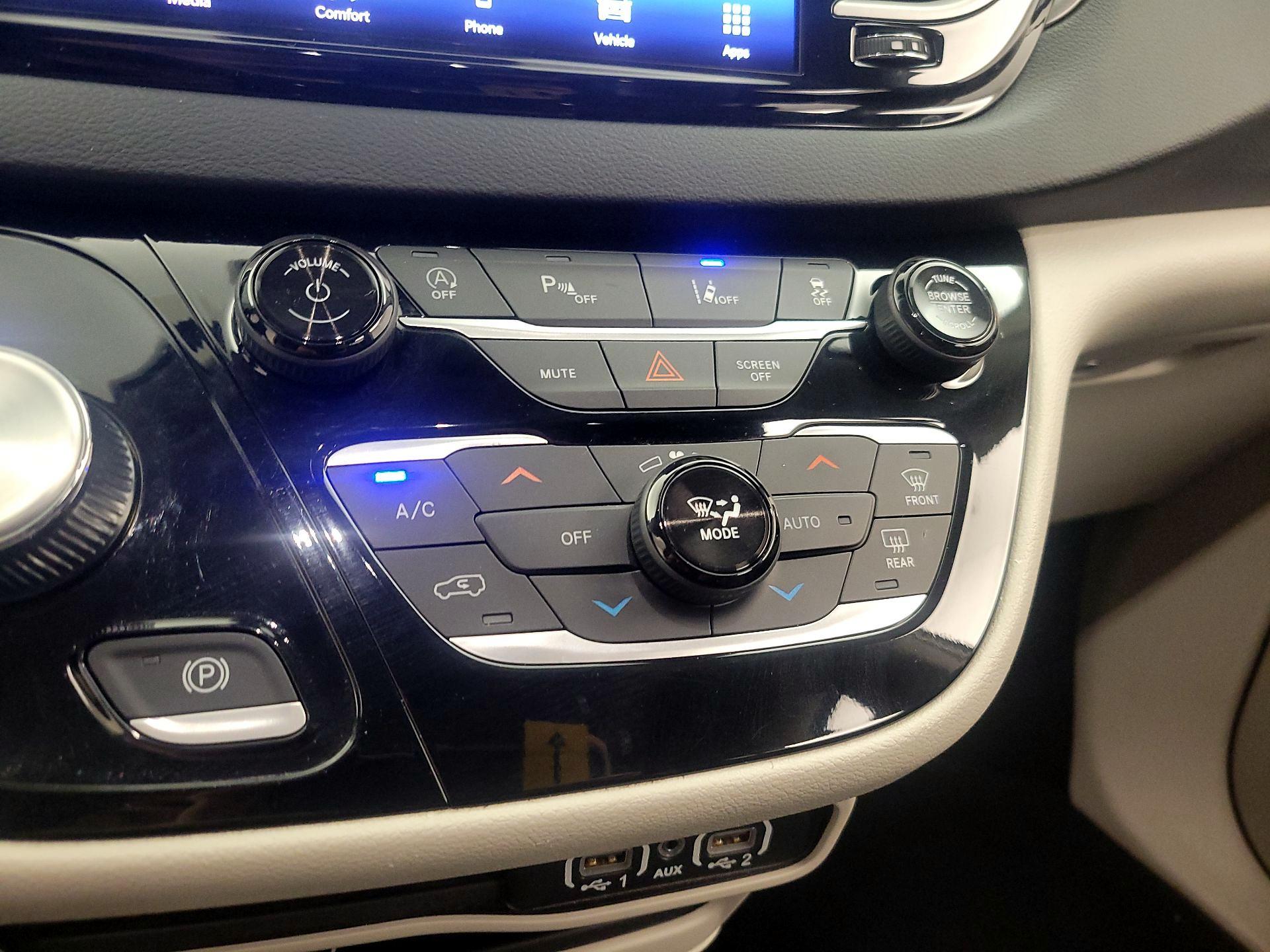 Thumbnail: 2023 Chrysler Pacifica - 16