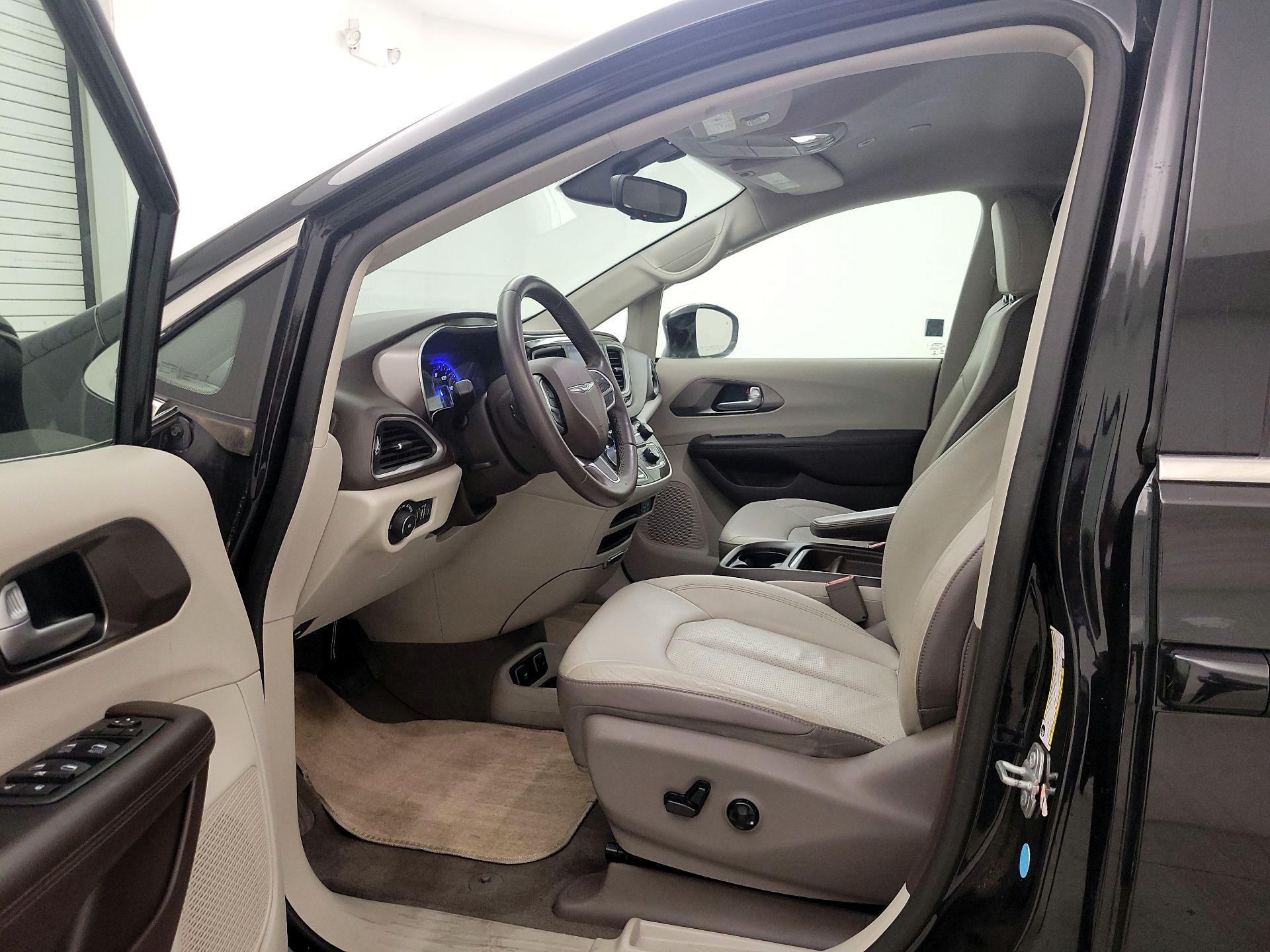 Thumbnail: 2018 Chrysler Pacifica - 11