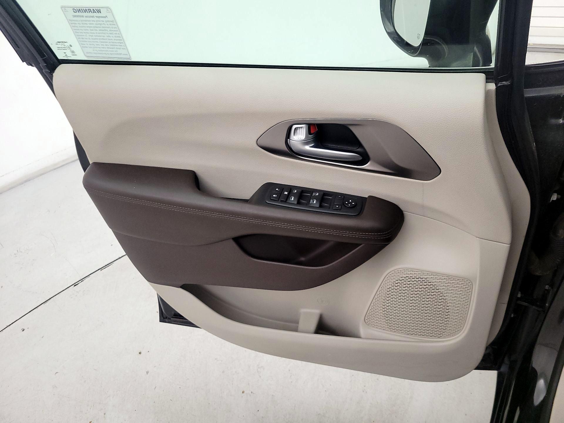 Thumbnail: 2018 Chrysler Pacifica - 12