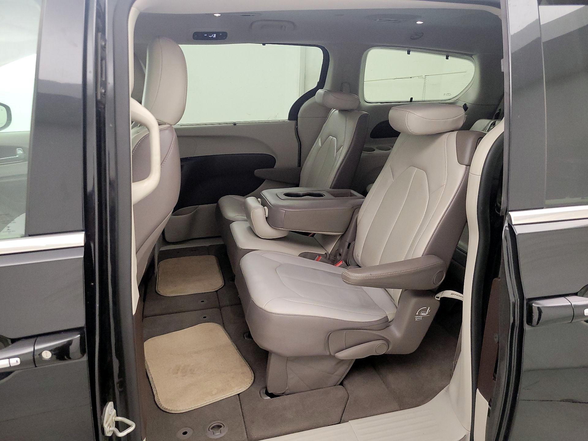 Thumbnail: 2018 Chrysler Pacifica - 20