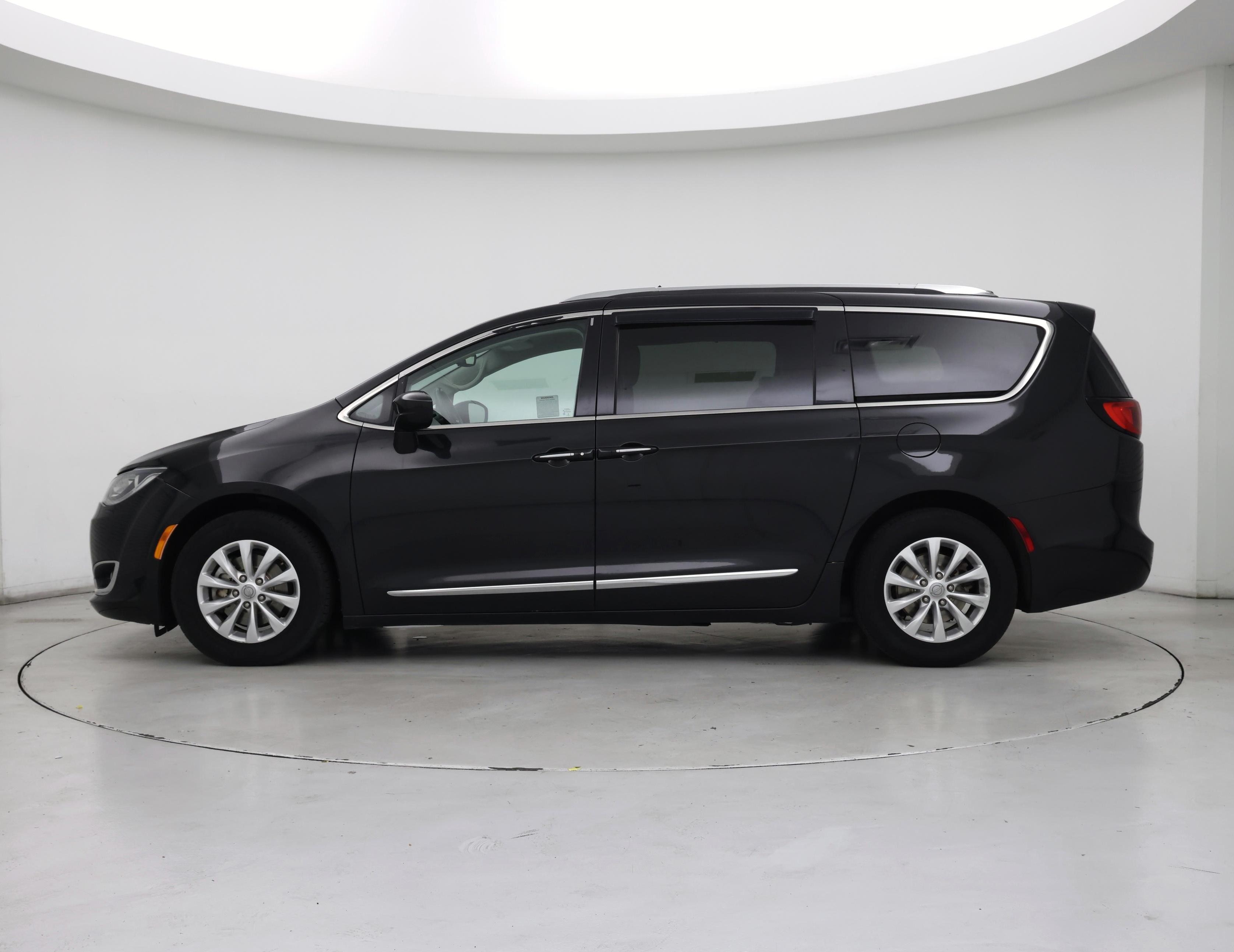 Thumbnail: 2018 Chrysler Pacifica - 3