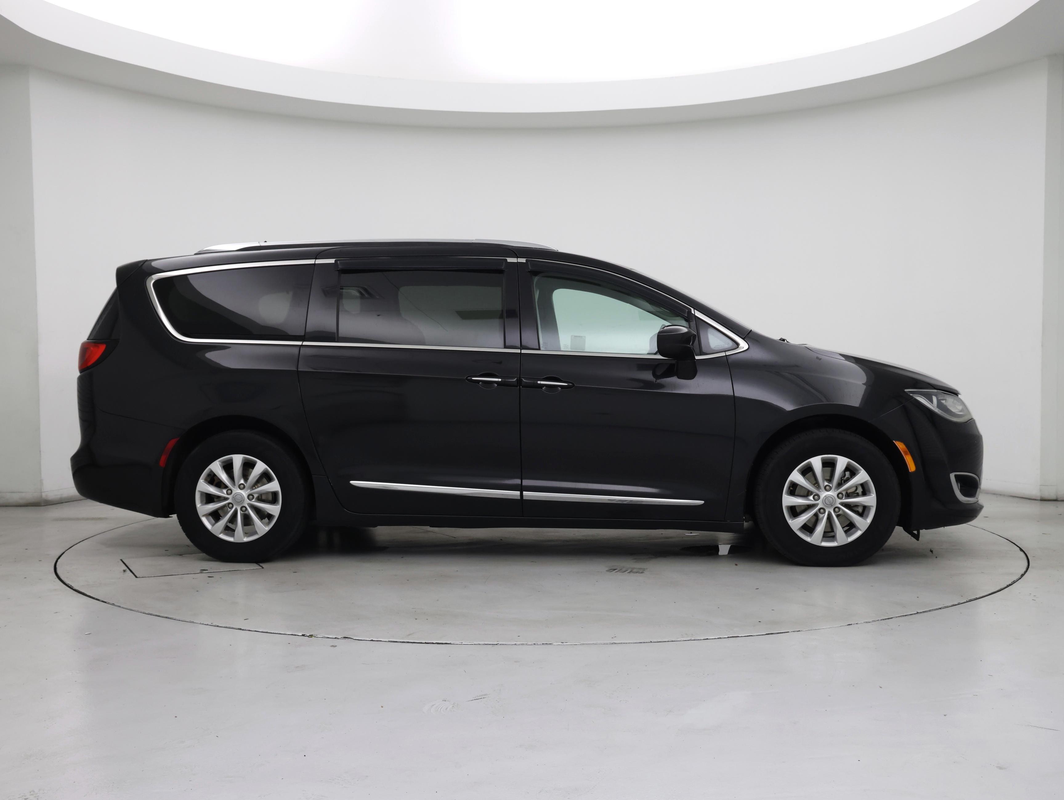 Thumbnail: 2018 Chrysler Pacifica - 7