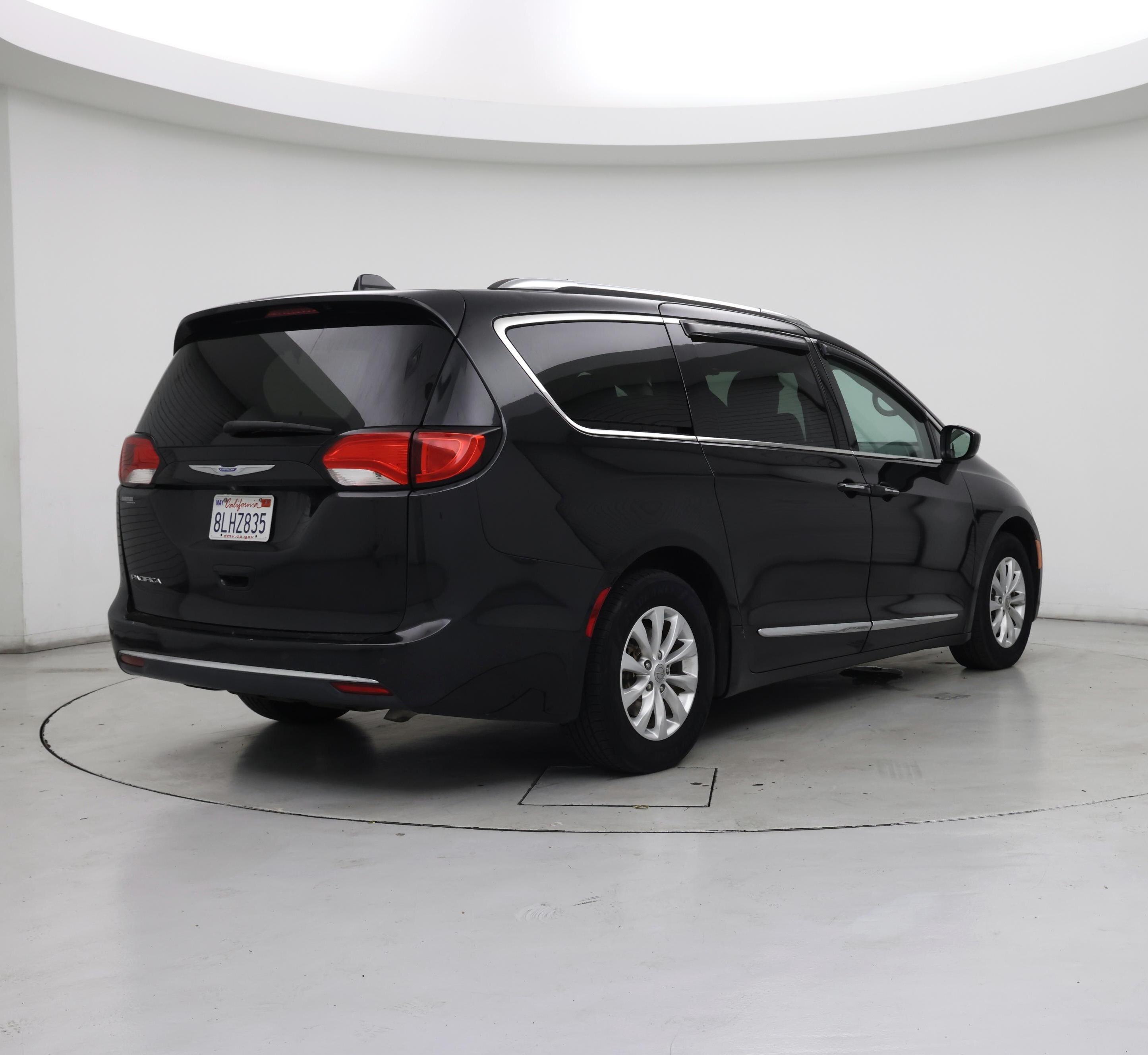 Thumbnail: 2018 Chrysler Pacifica - 8
