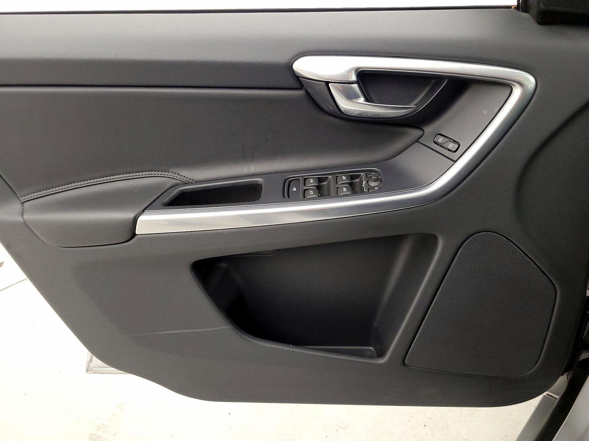 Thumbnail: 2016 Volvo XC60 - 12