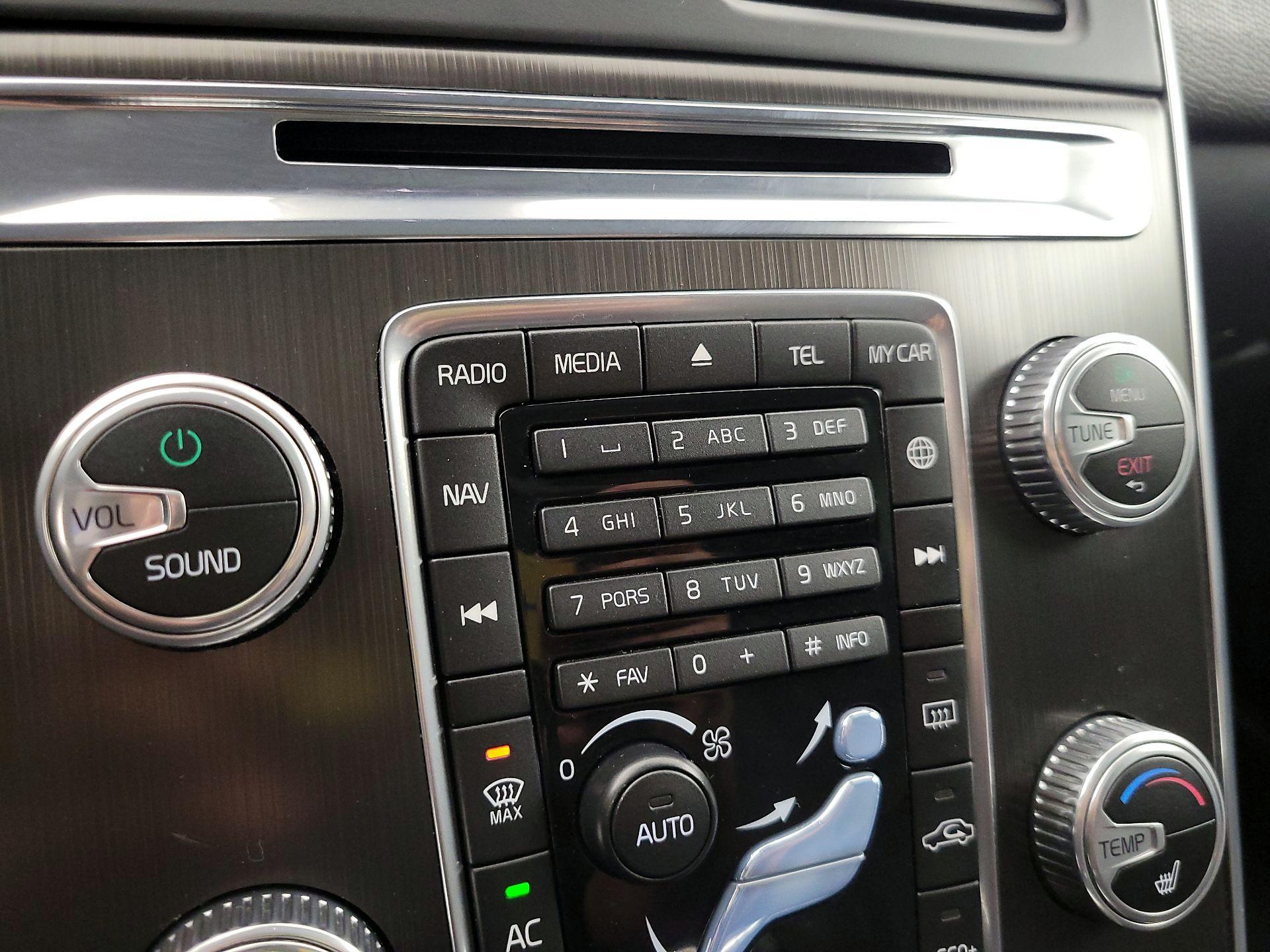 Thumbnail: 2016 Volvo XC60 - 16