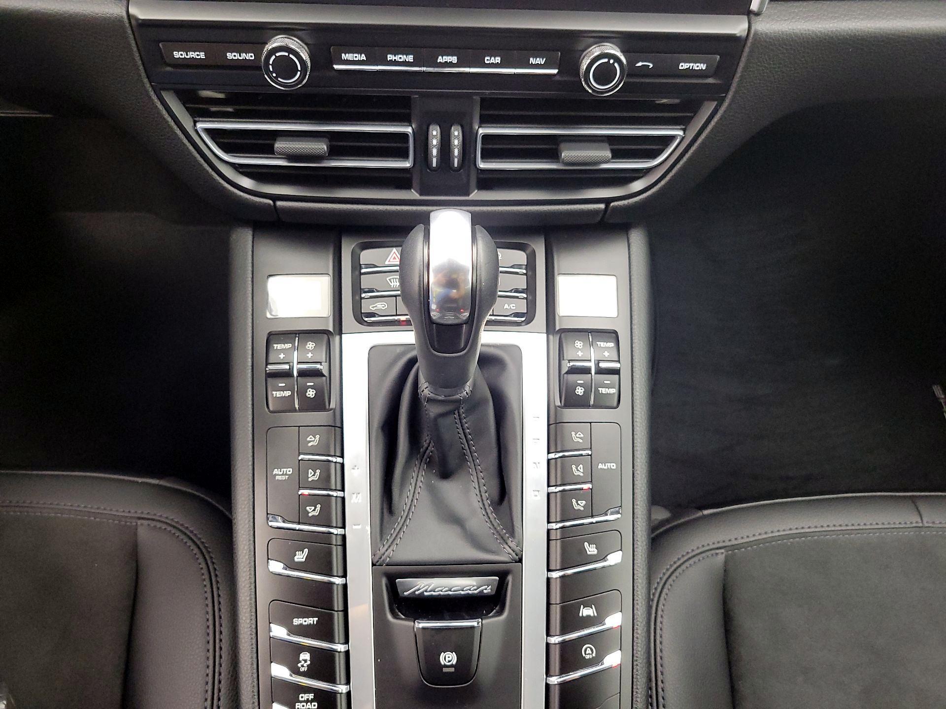 Thumbnail: 2021 Porsche Macan - 18