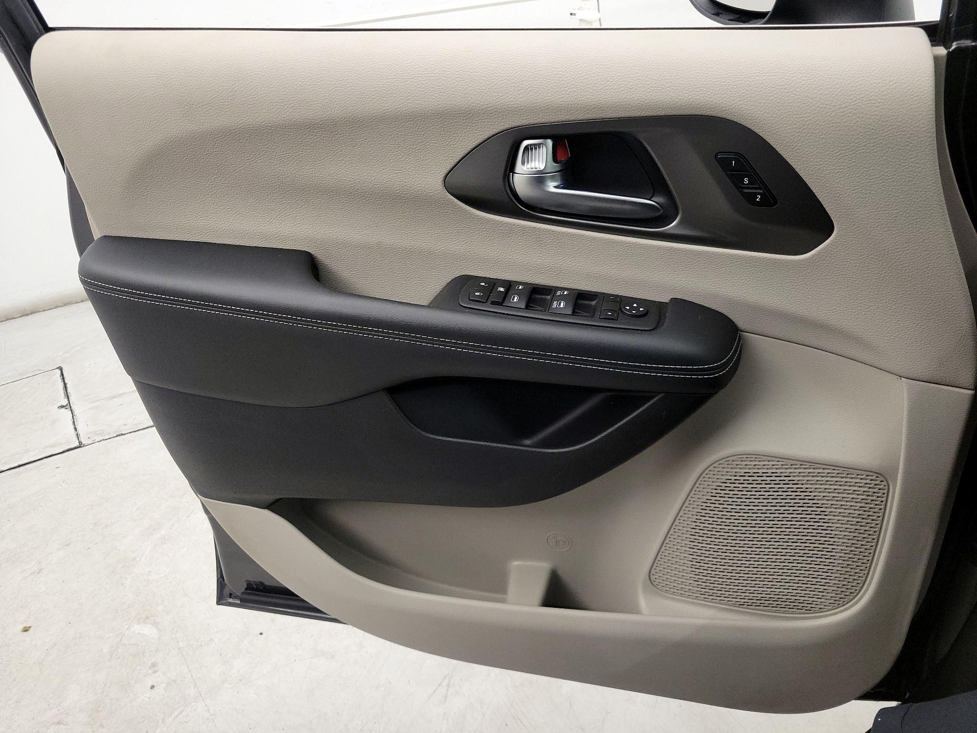Thumbnail: 2023 Chrysler Pacifica - 12