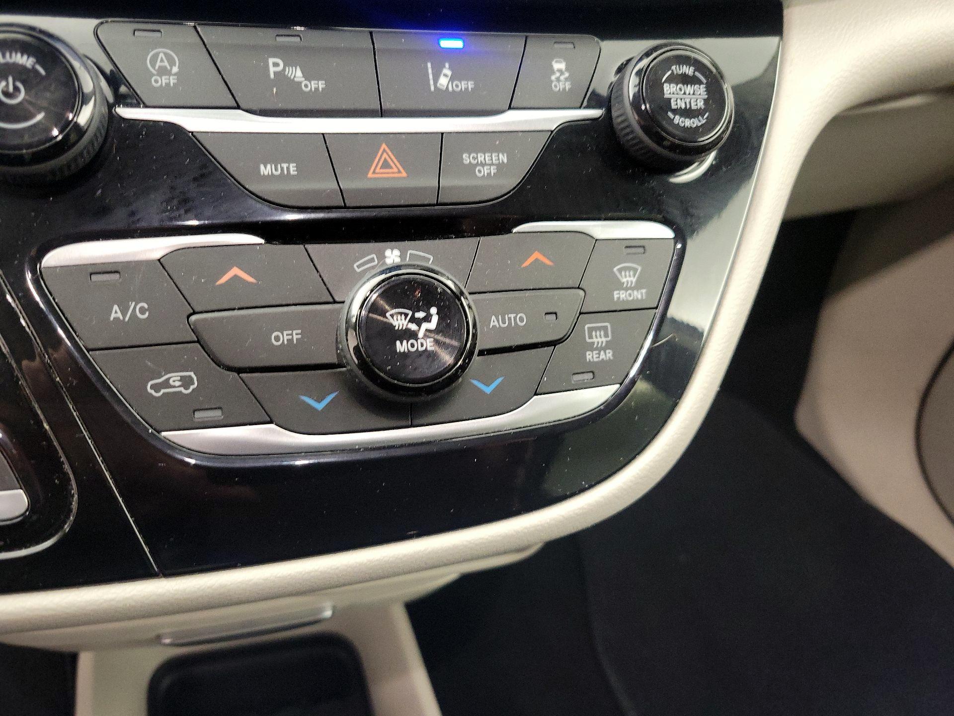 Thumbnail: 2023 Chrysler Pacifica - 16