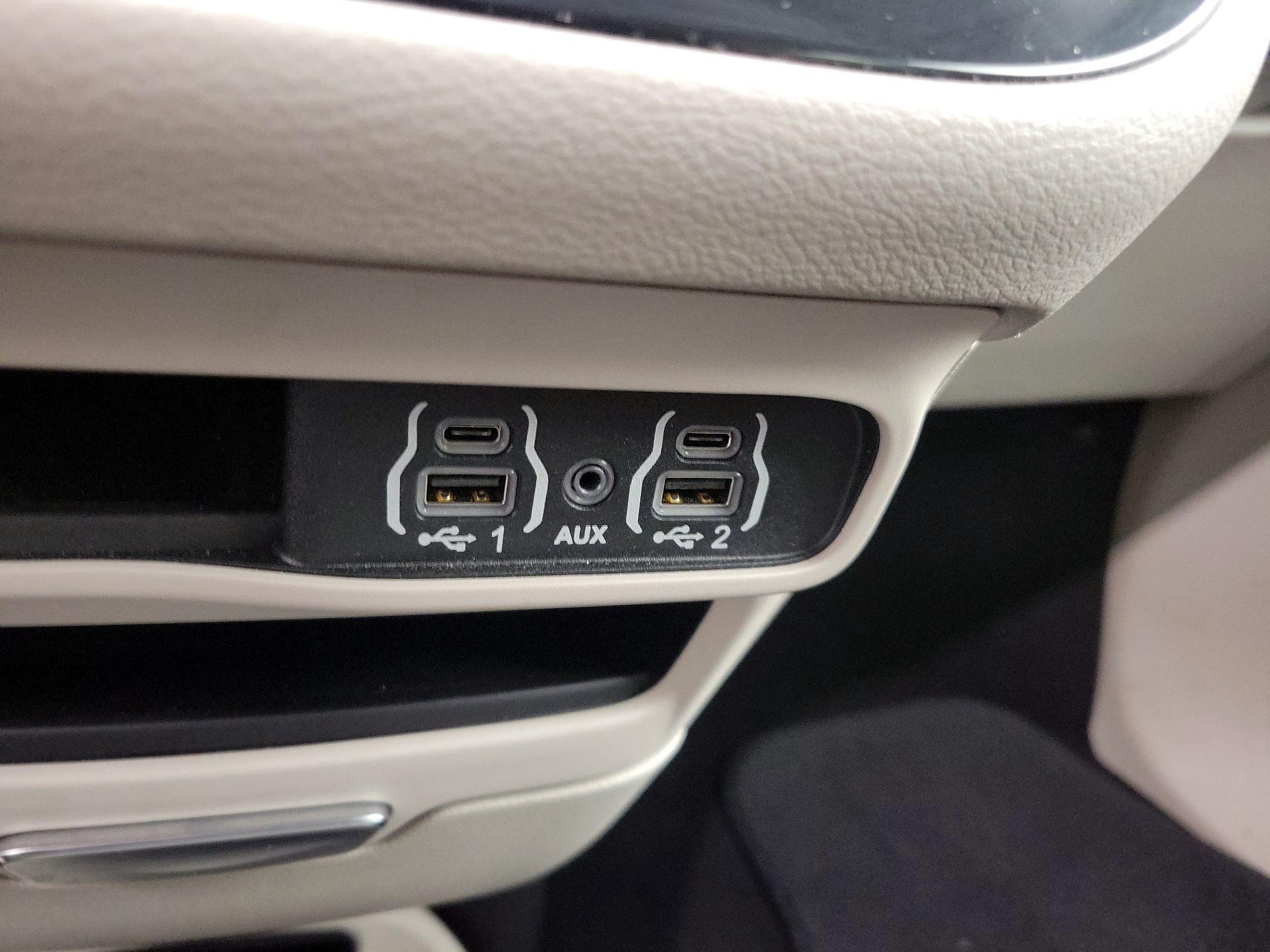 Thumbnail: 2023 Chrysler Pacifica - 18