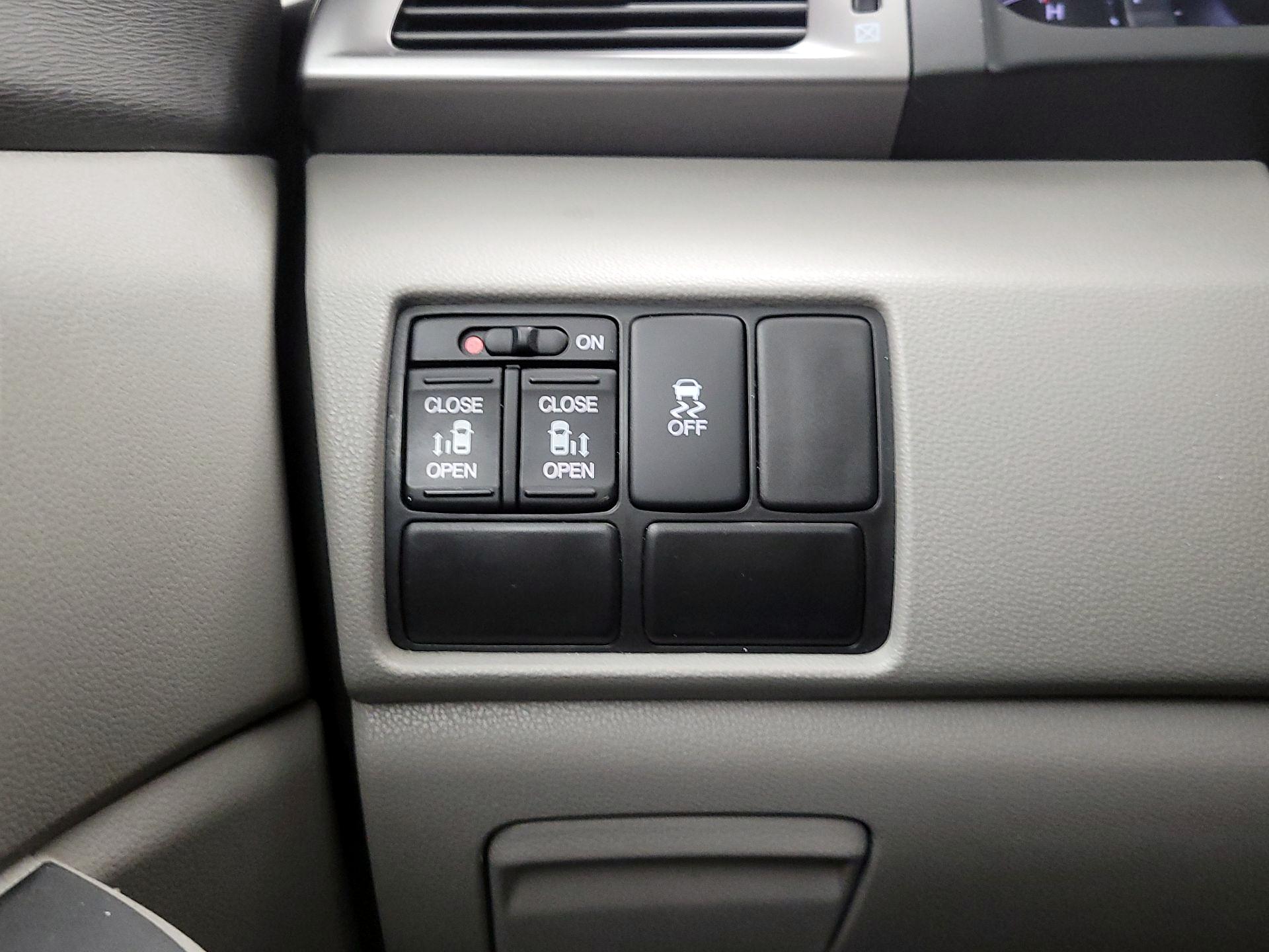 Thumbnail: 2015 Honda Odyssey - 13