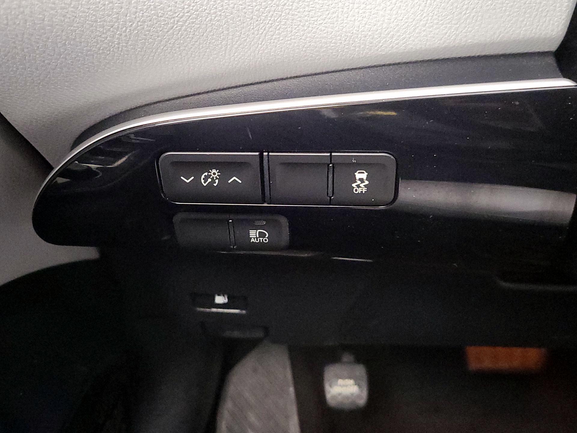 Thumbnail: 2017 Toyota Prius - 13