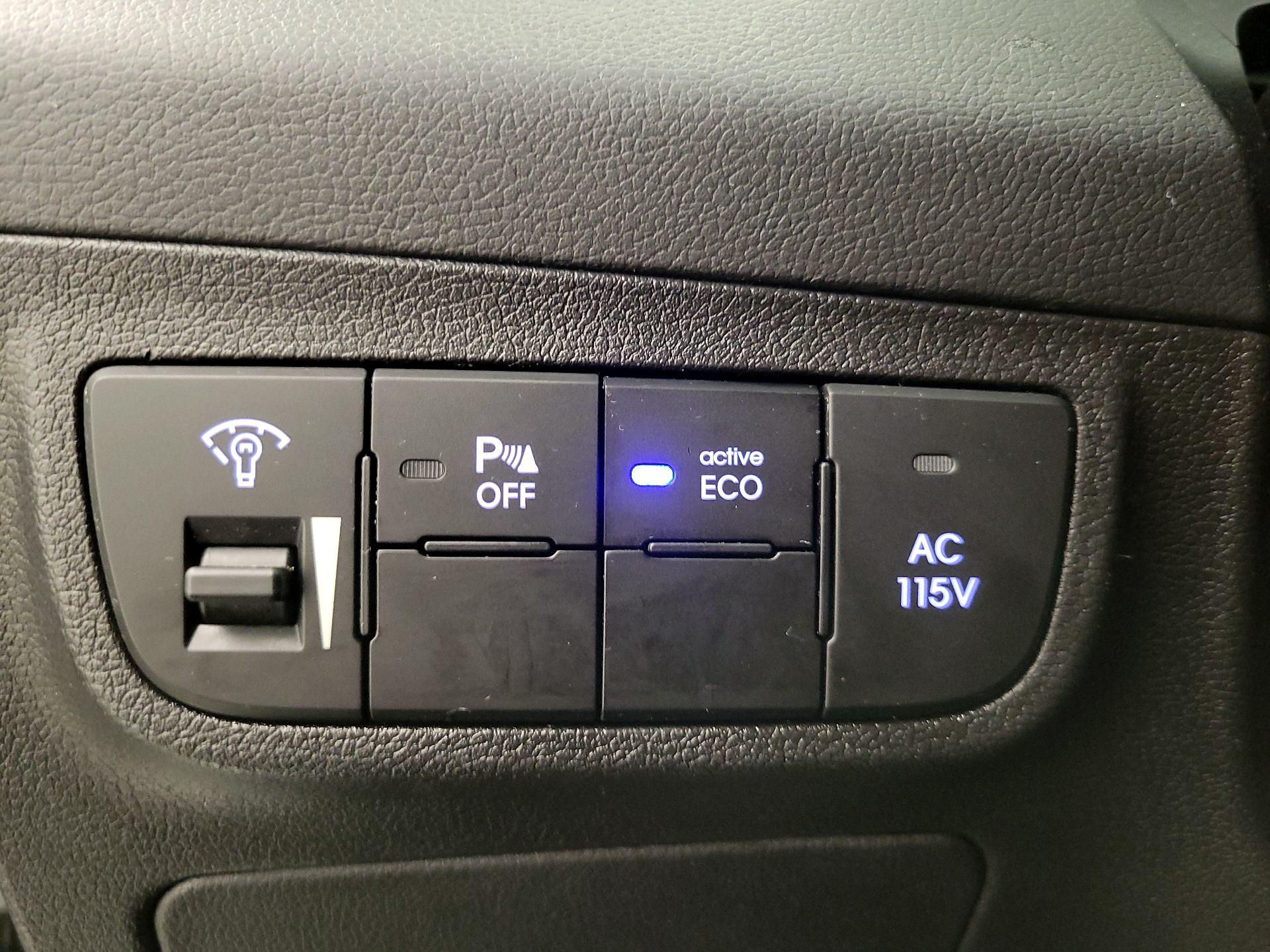 Thumbnail: 2014 Hyundai Veloster - 13