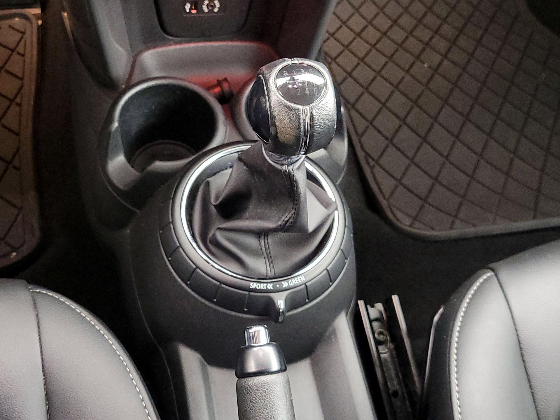 Thumbnail: 2015 MINI Cooper Hardtop - 16