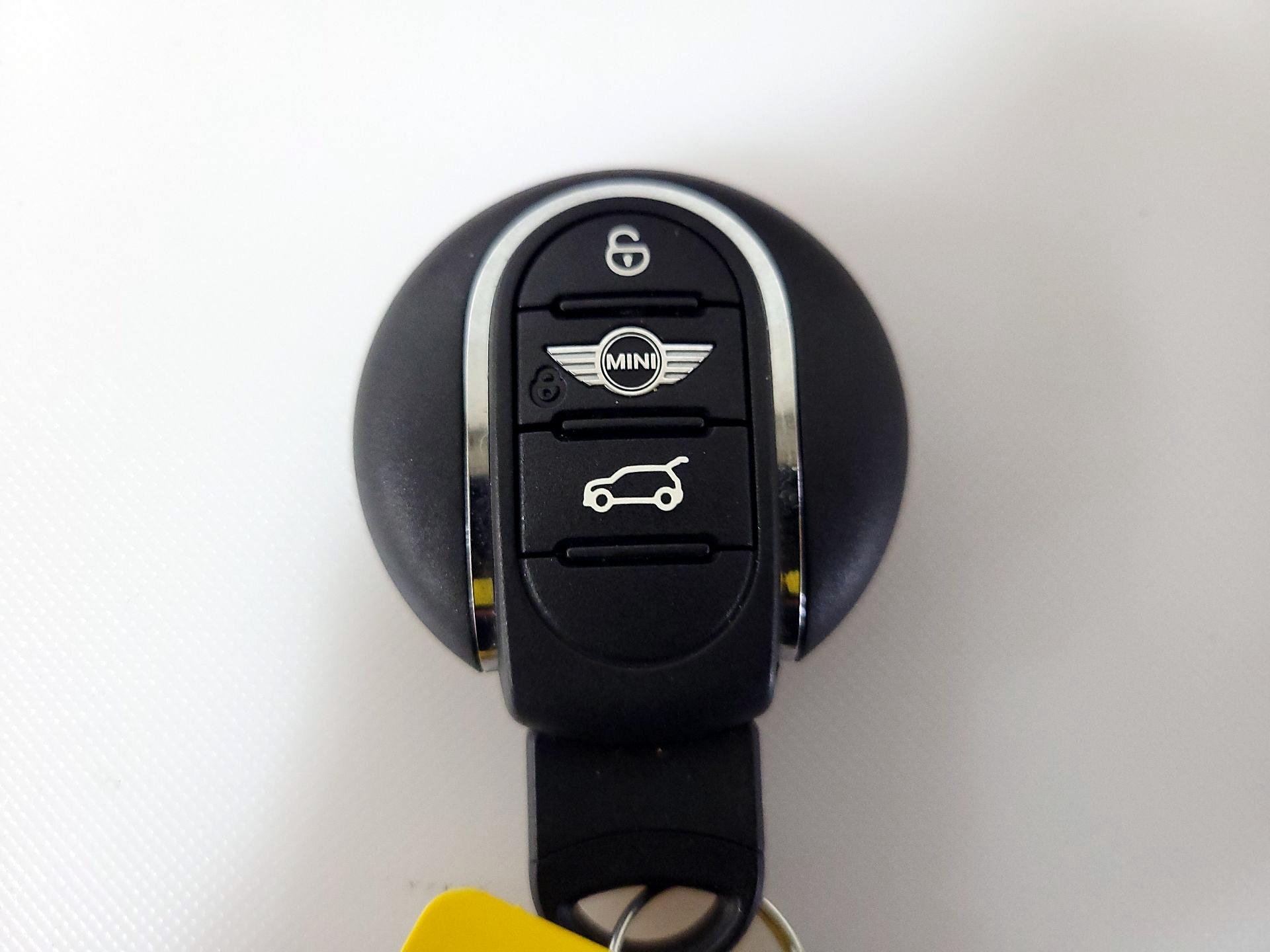 Thumbnail: 2015 MINI Cooper Hardtop - 20