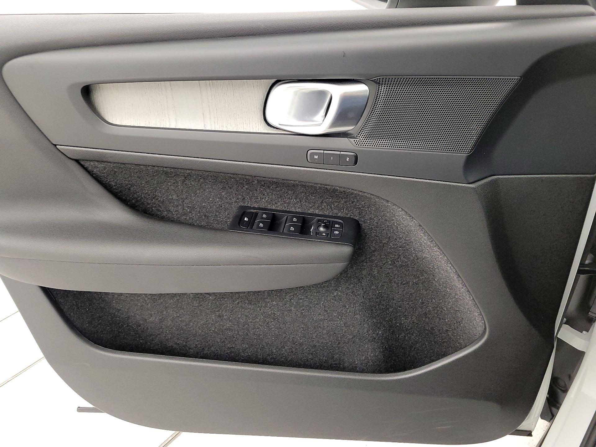 Thumbnail: 2025 Volvo XC40 - 12