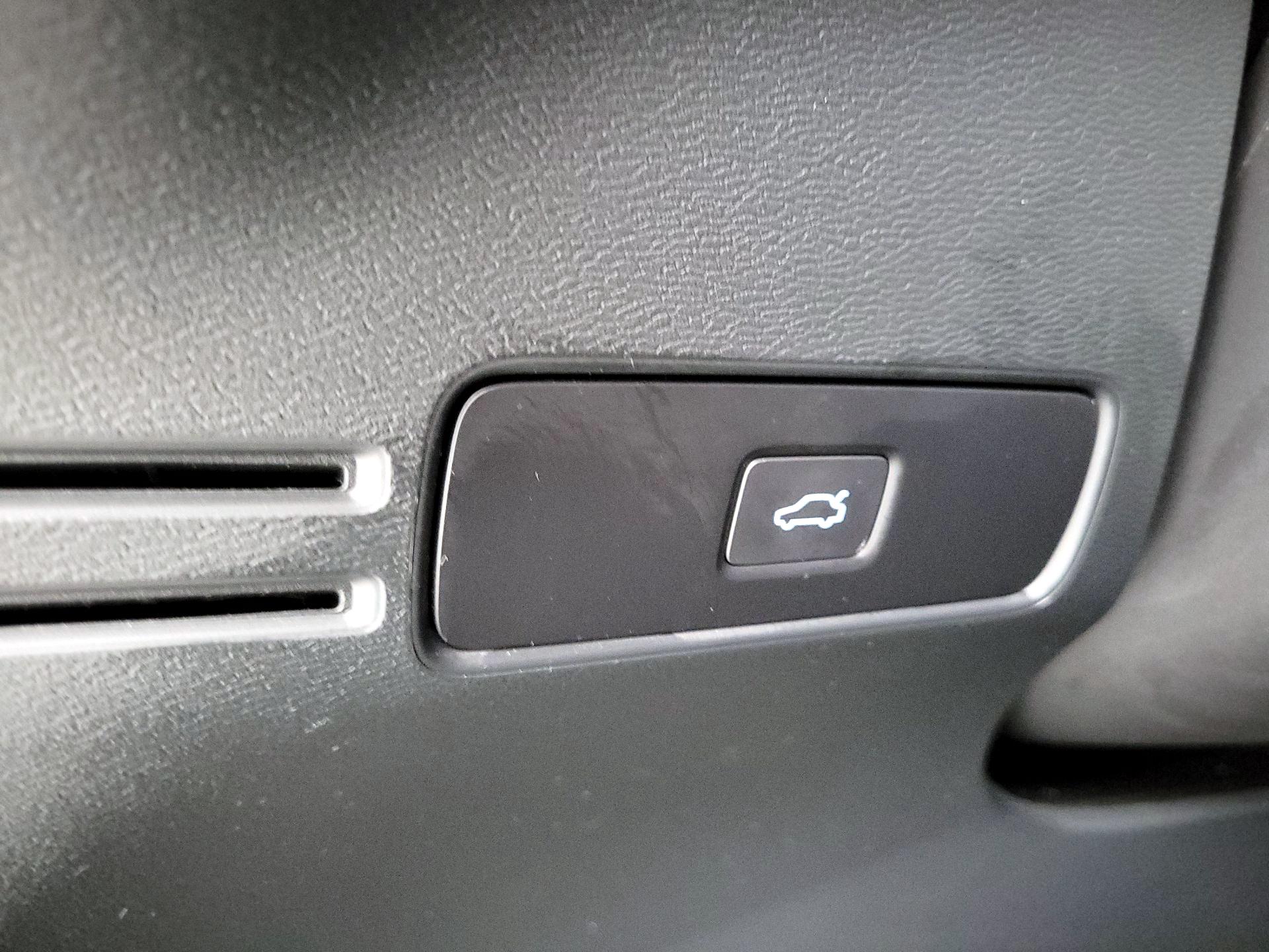 Thumbnail: 2025 Volvo XC40 - 13