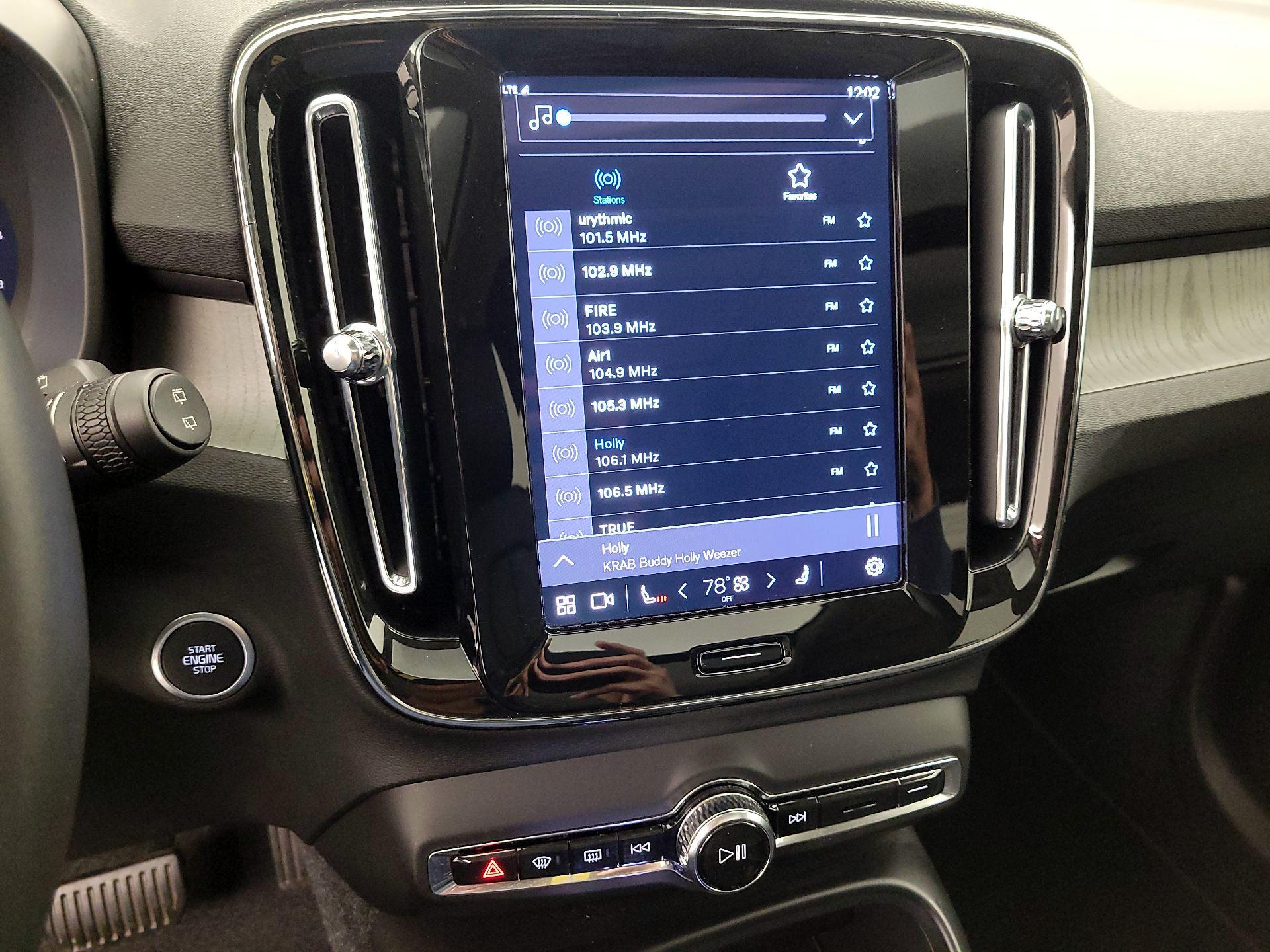 Thumbnail: 2025 Volvo XC40 - 16