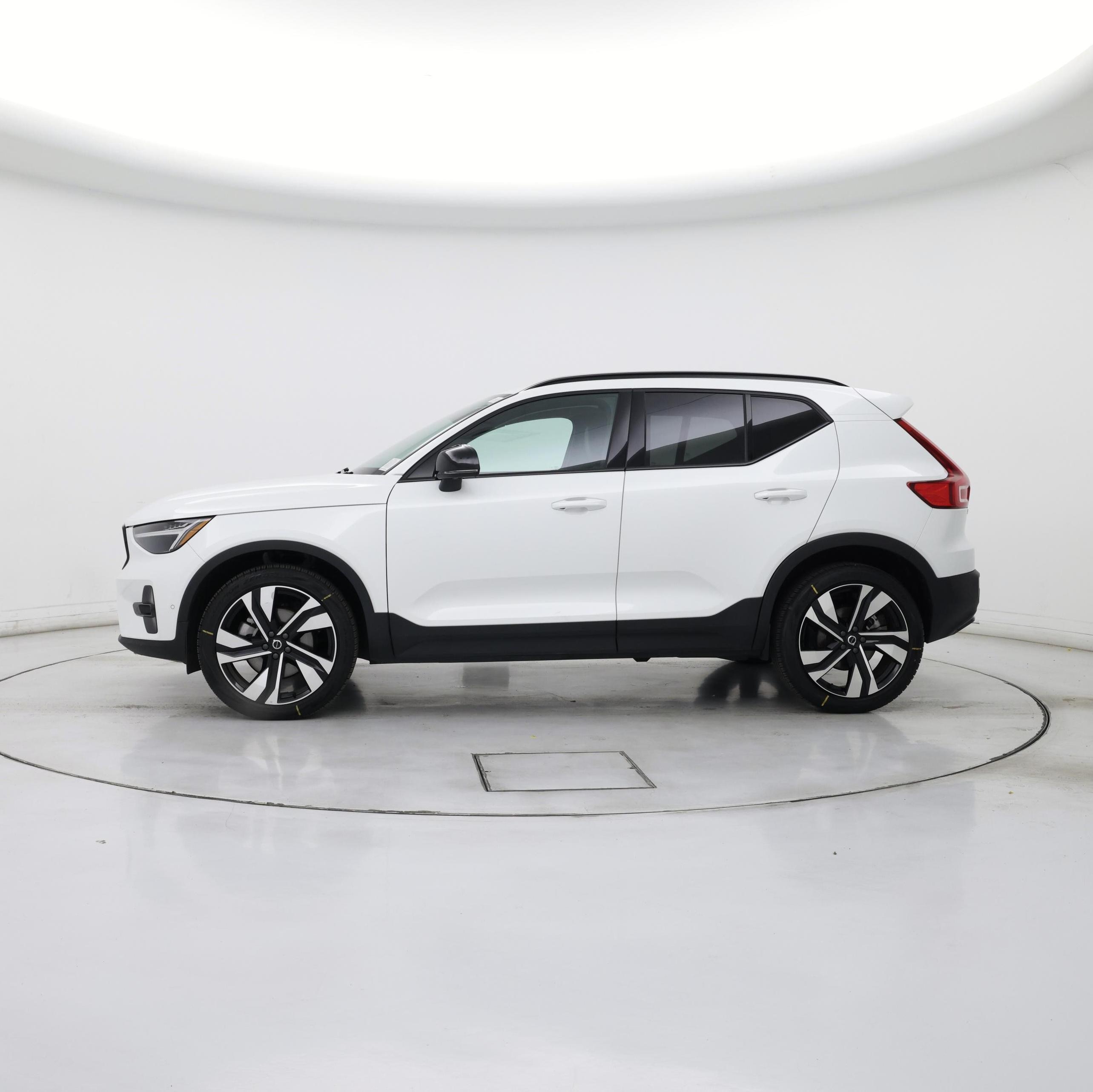 Thumbnail: 2025 Volvo XC40 - 3