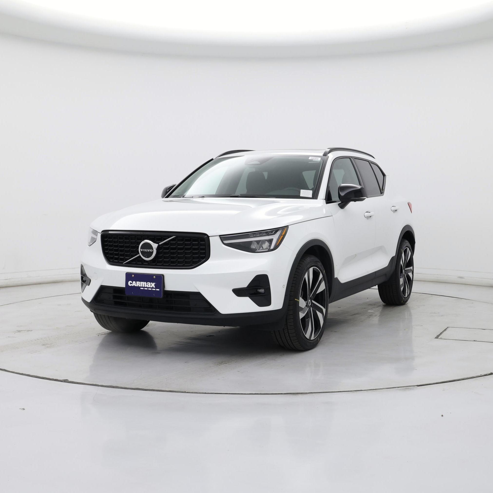 Thumbnail: 2025 Volvo XC40 - 4