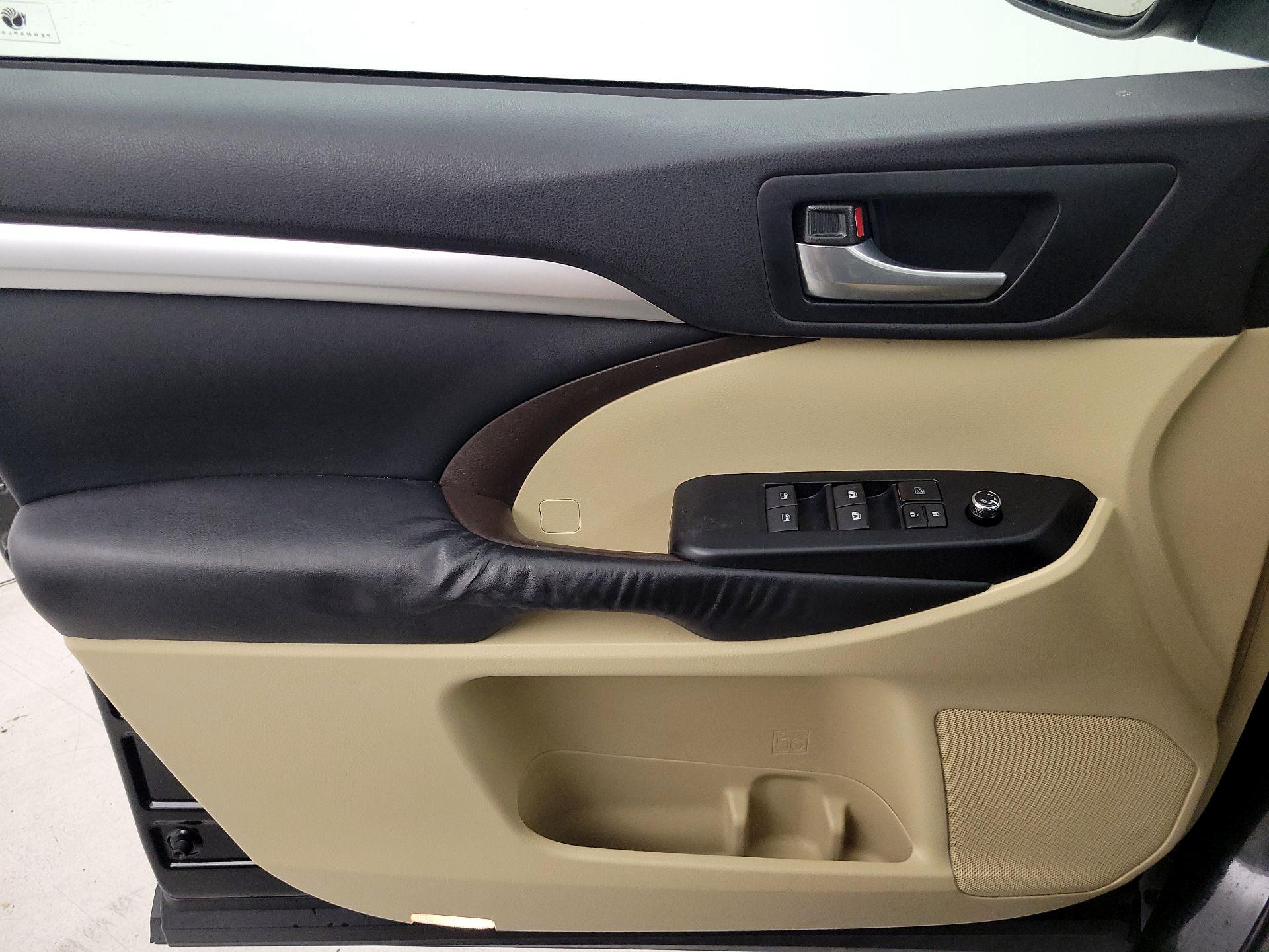 Thumbnail: 2015 Toyota Highlander - 12