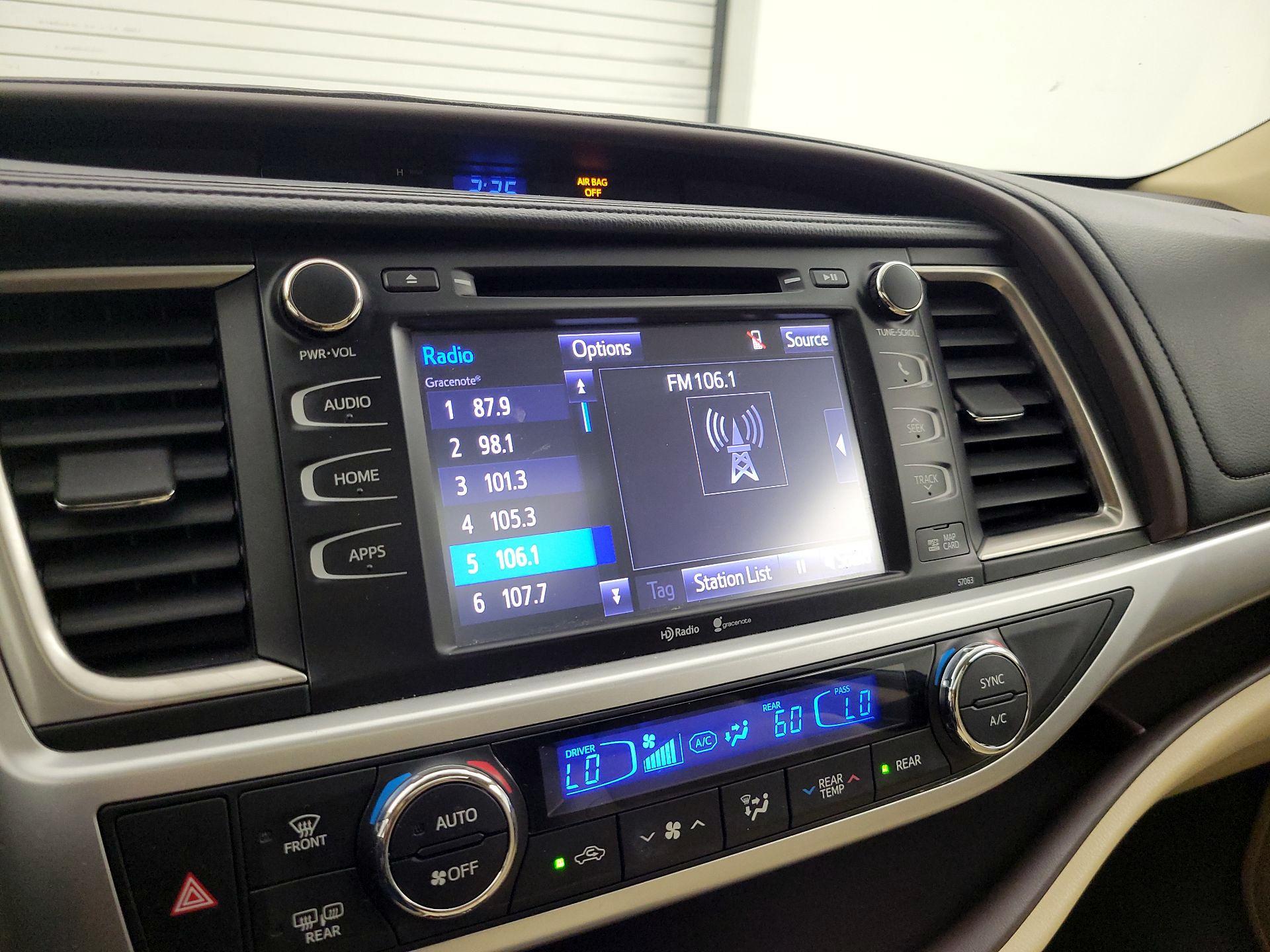 Thumbnail: 2015 Toyota Highlander - 15