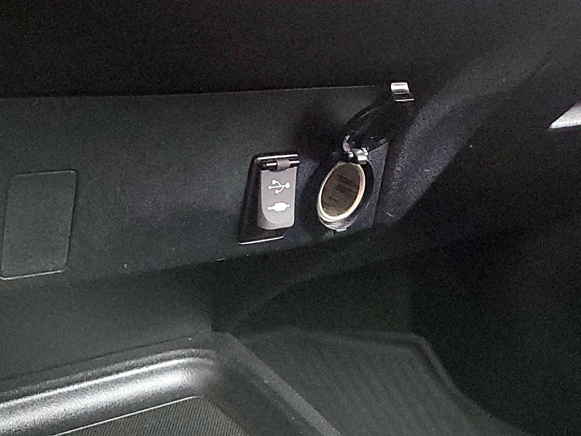 Thumbnail: 2017 Toyota RAV4 - 18