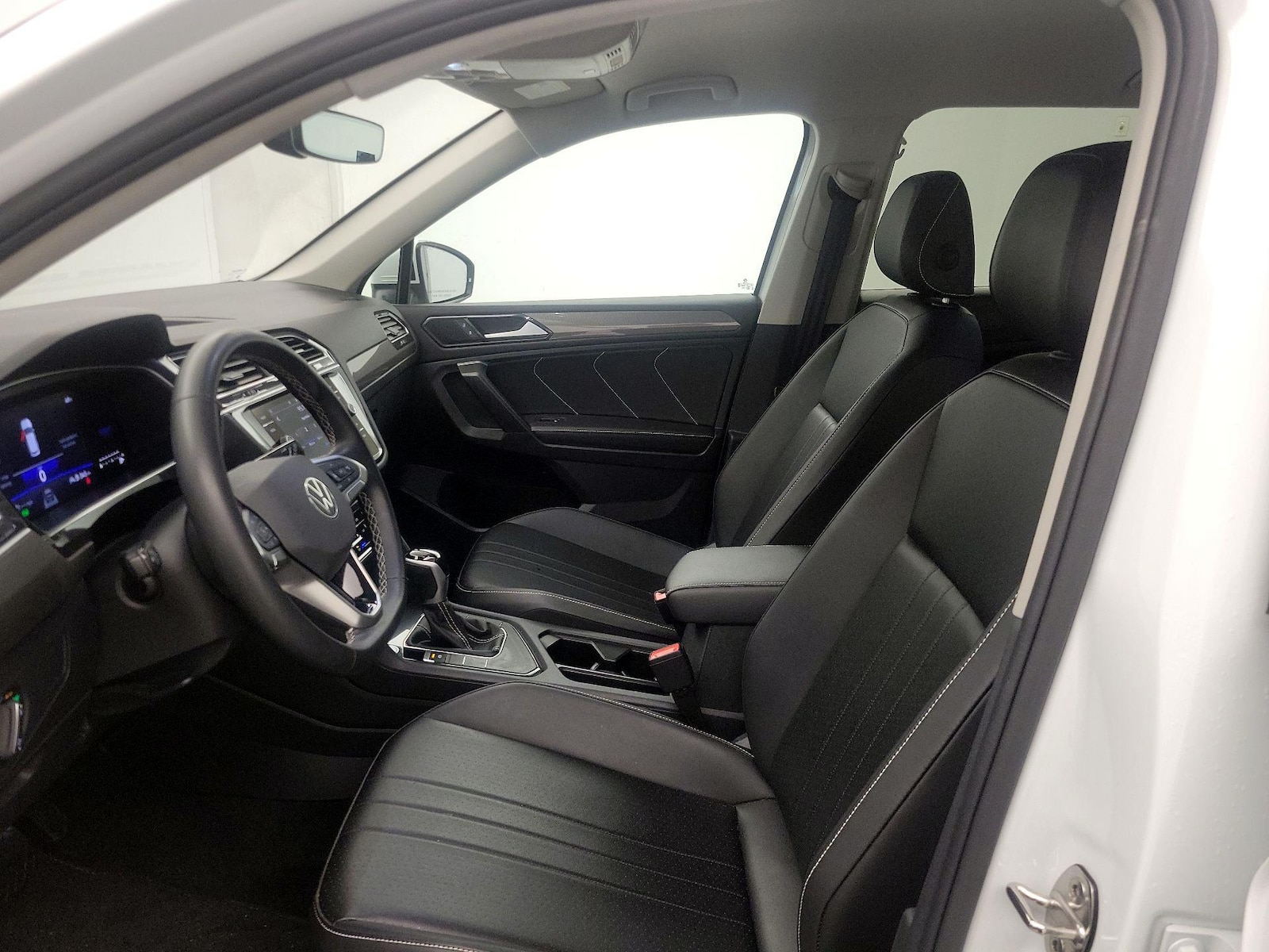2024 Volkswagen Tiguan SE - Photo 12