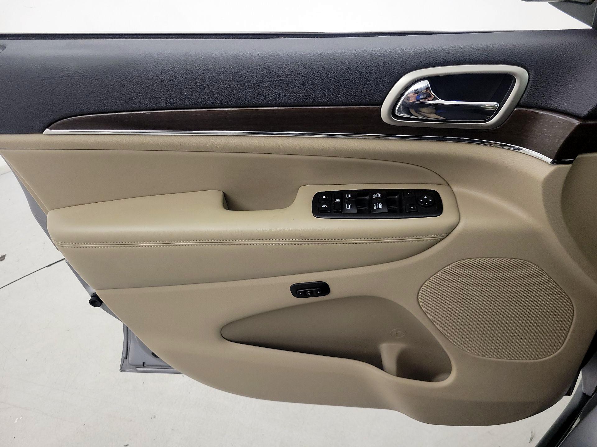 Thumbnail: 2017 Jeep Grand Cherokee - 12