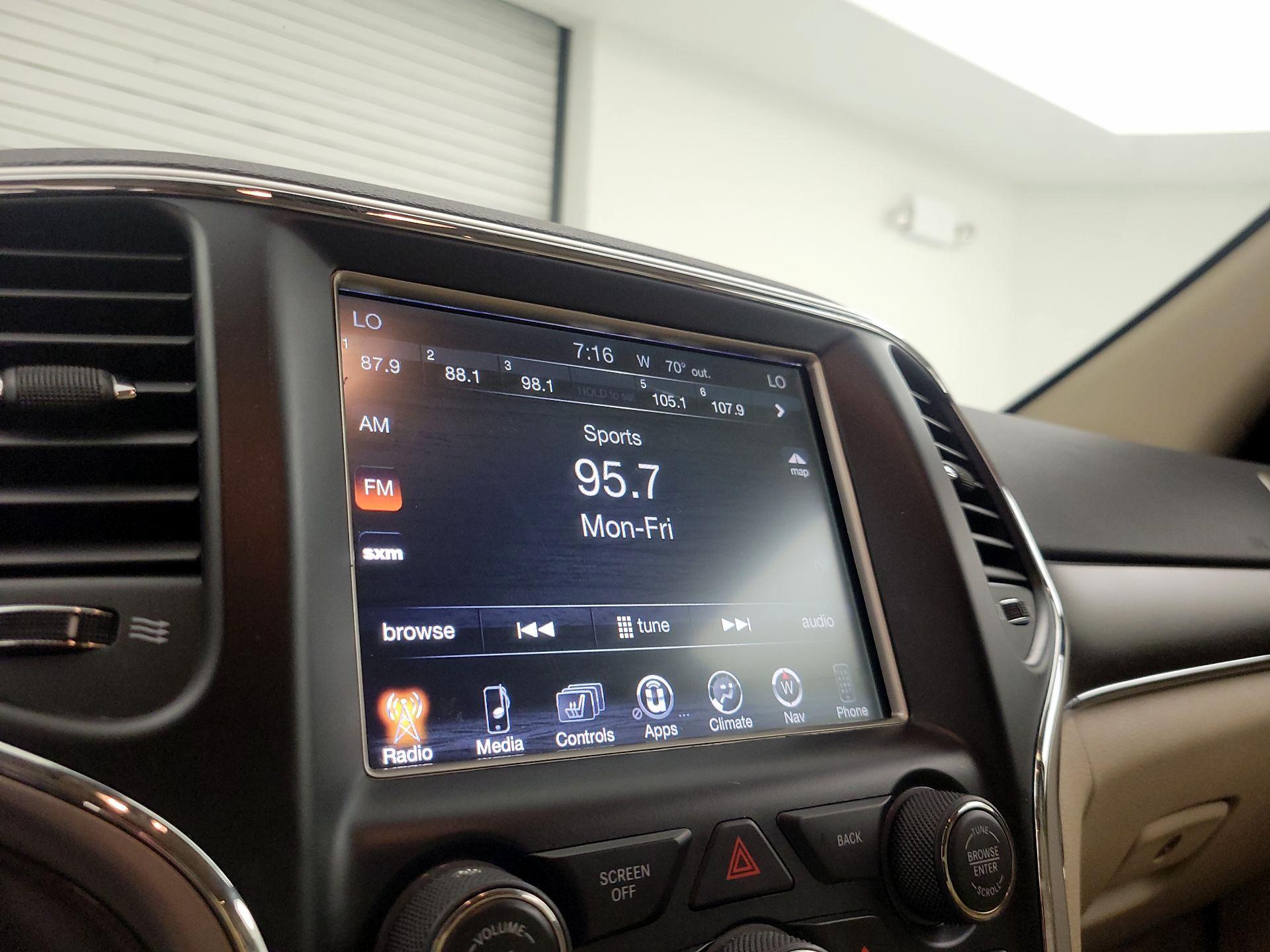 Thumbnail: 2017 Jeep Grand Cherokee - 16