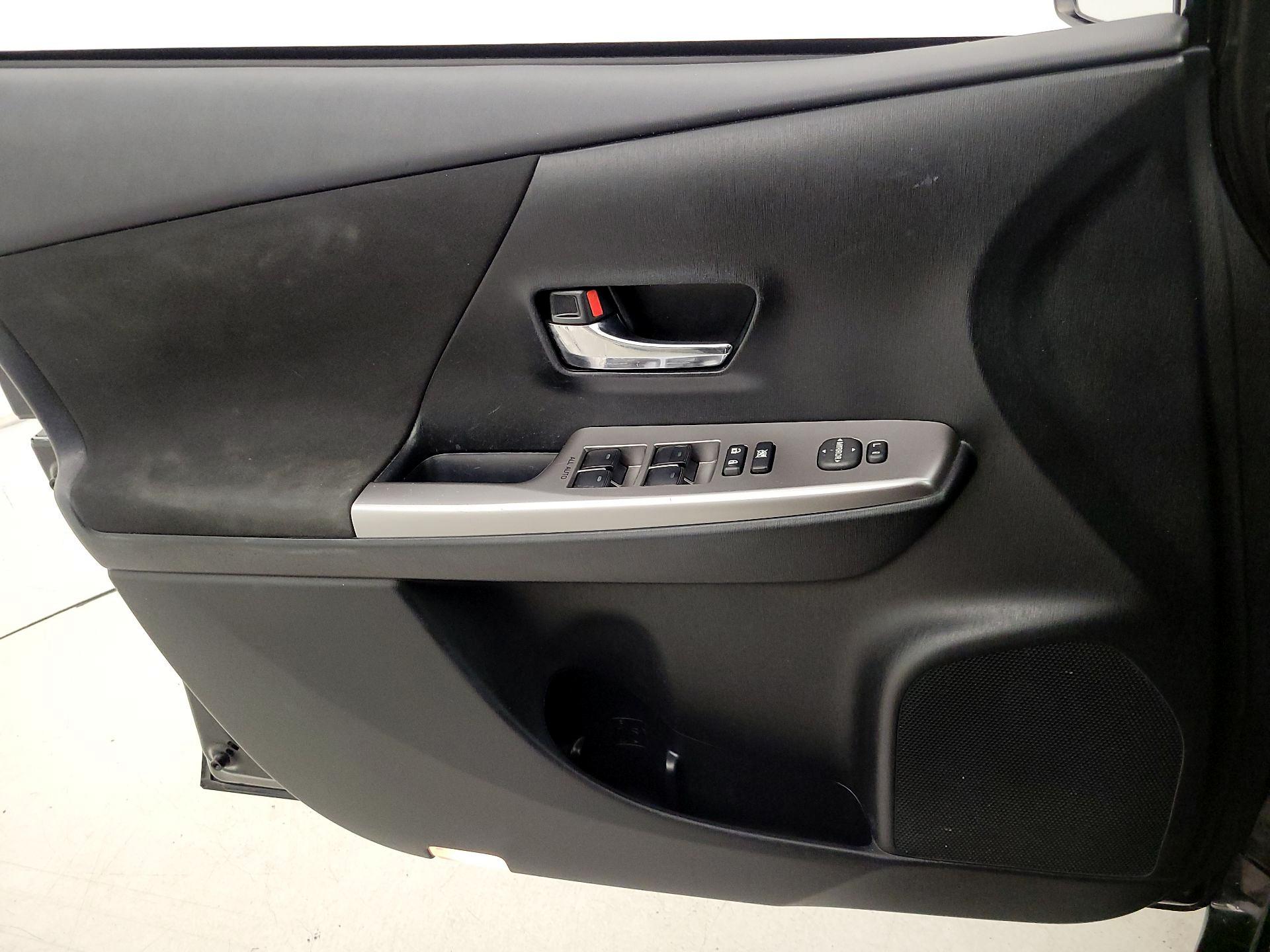 Thumbnail: 2015 Toyota Prius v - 12