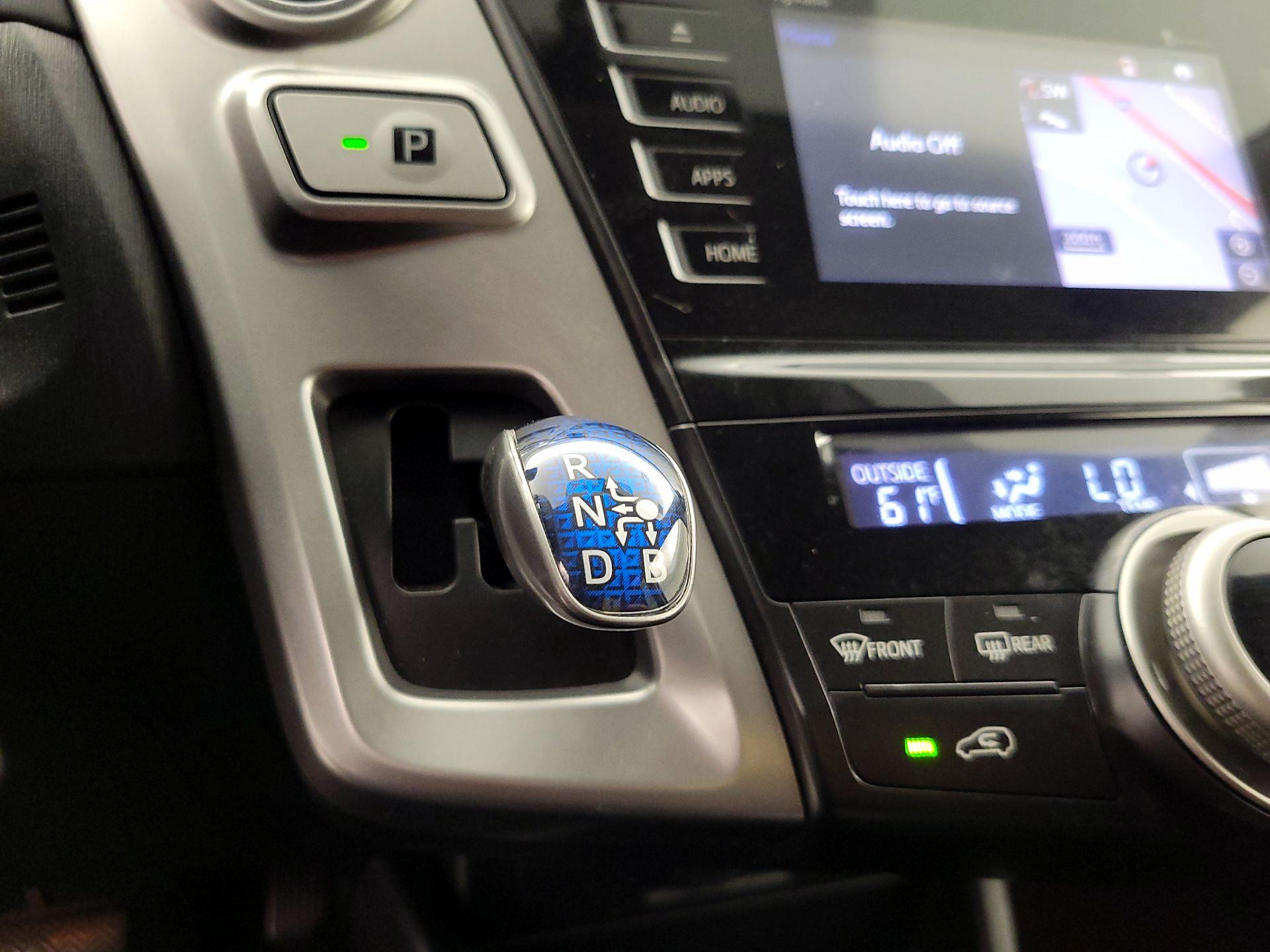 Thumbnail: 2015 Toyota Prius v - 17