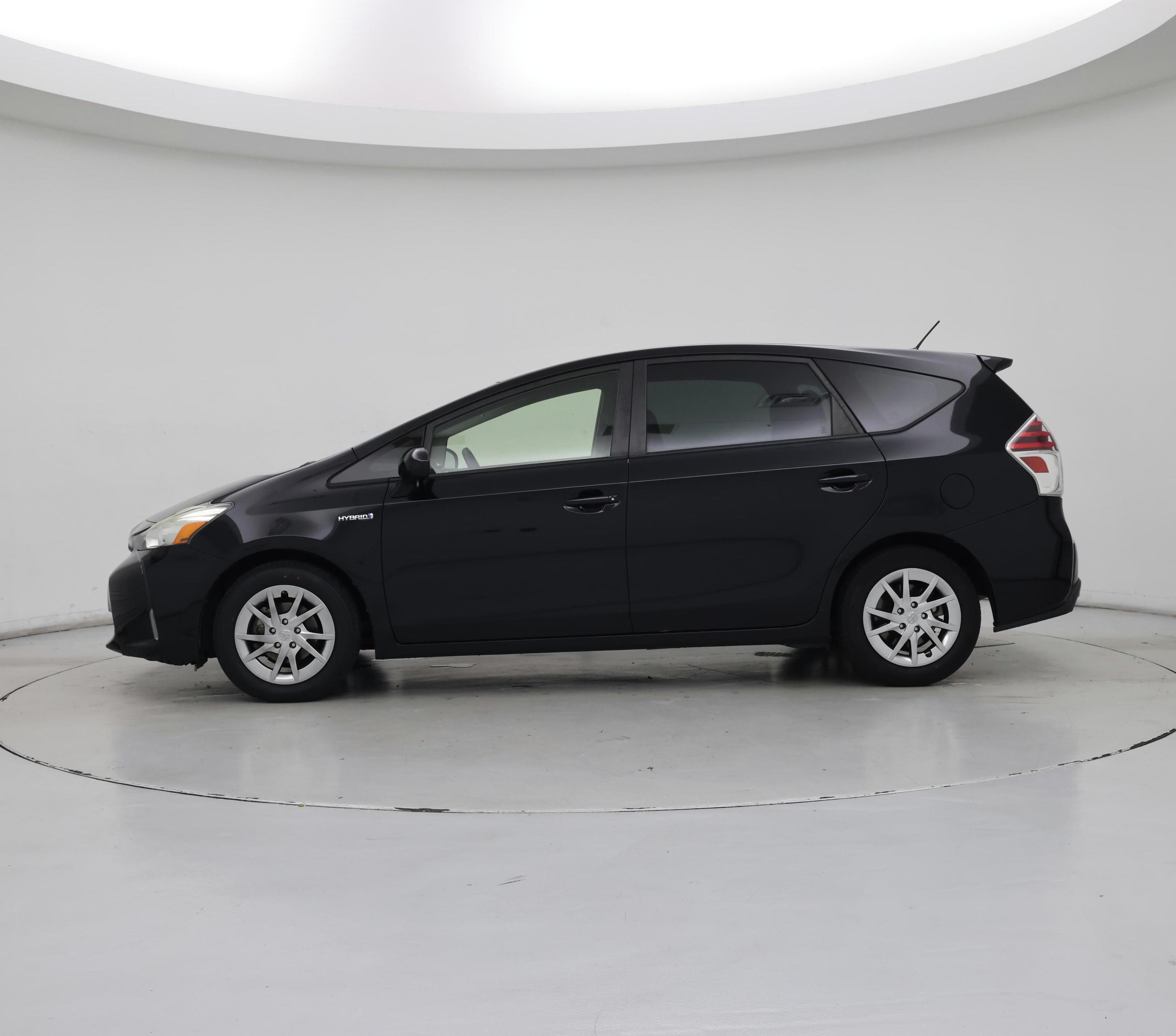 Thumbnail: 2015 Toyota Prius v - 3