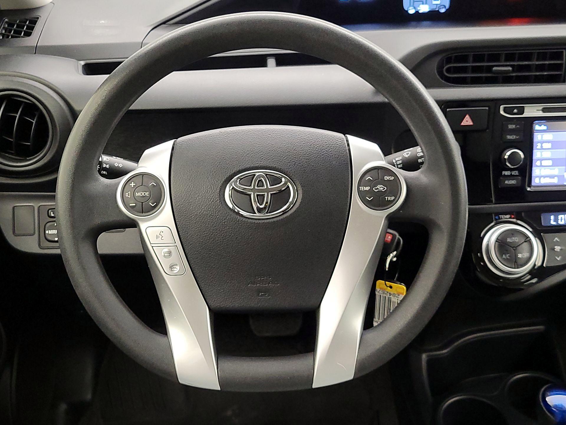 Thumbnail: 2016 Toyota Prius c - 10