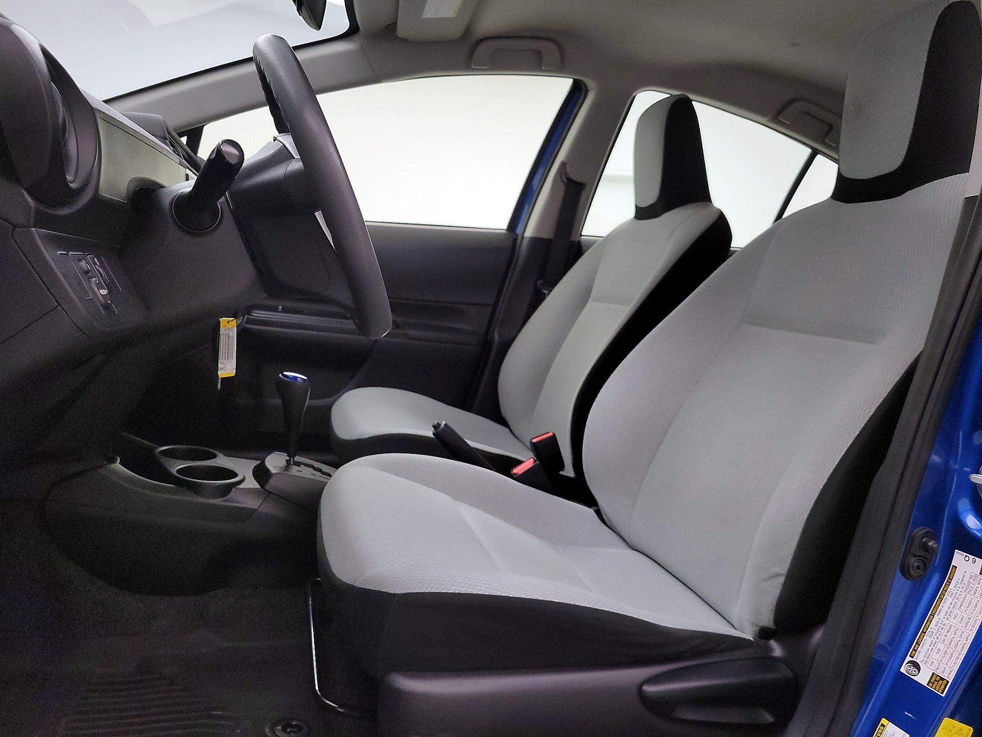 Thumbnail: 2016 Toyota Prius c - 11