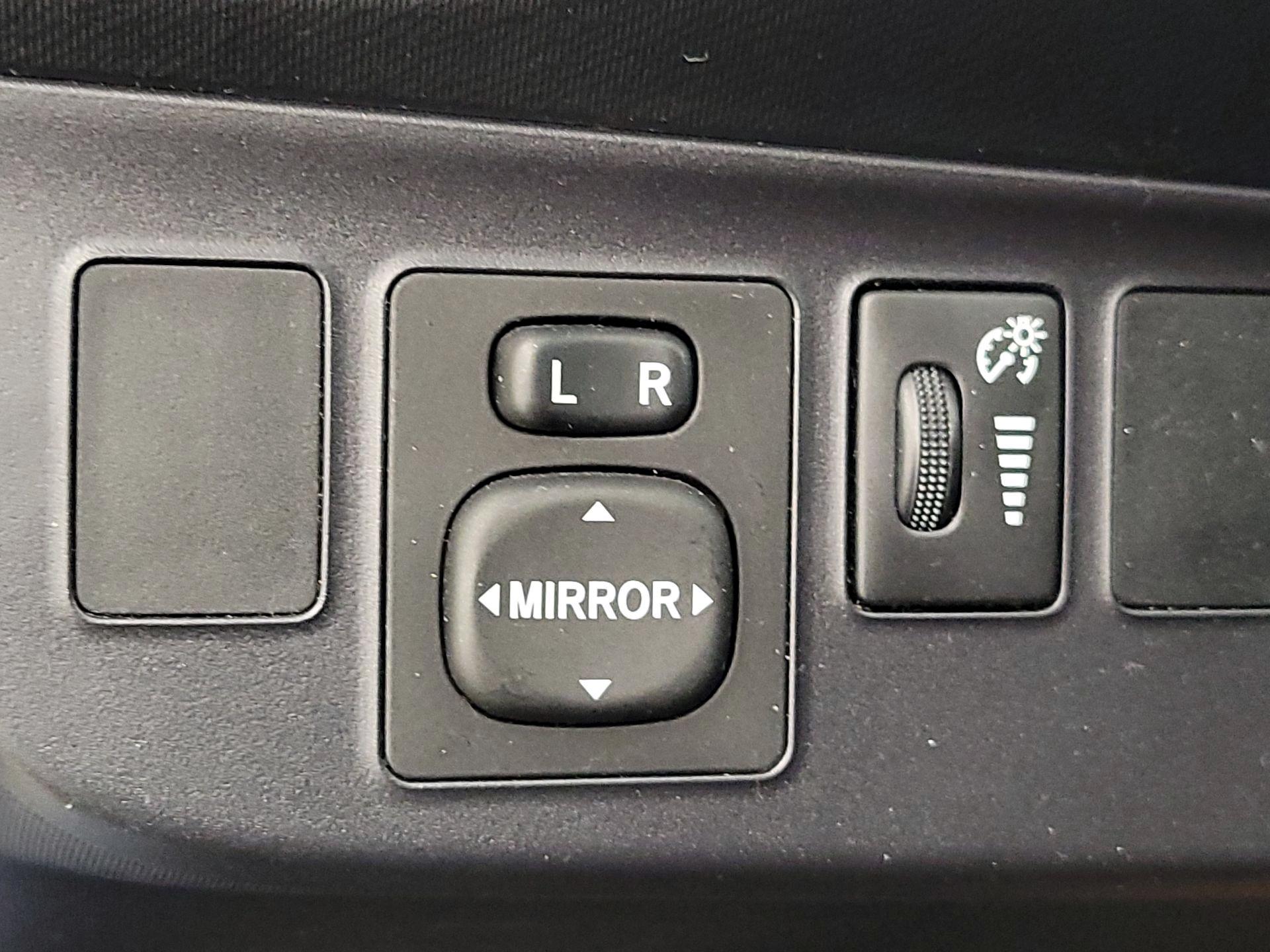 Thumbnail: 2016 Toyota Prius c - 13