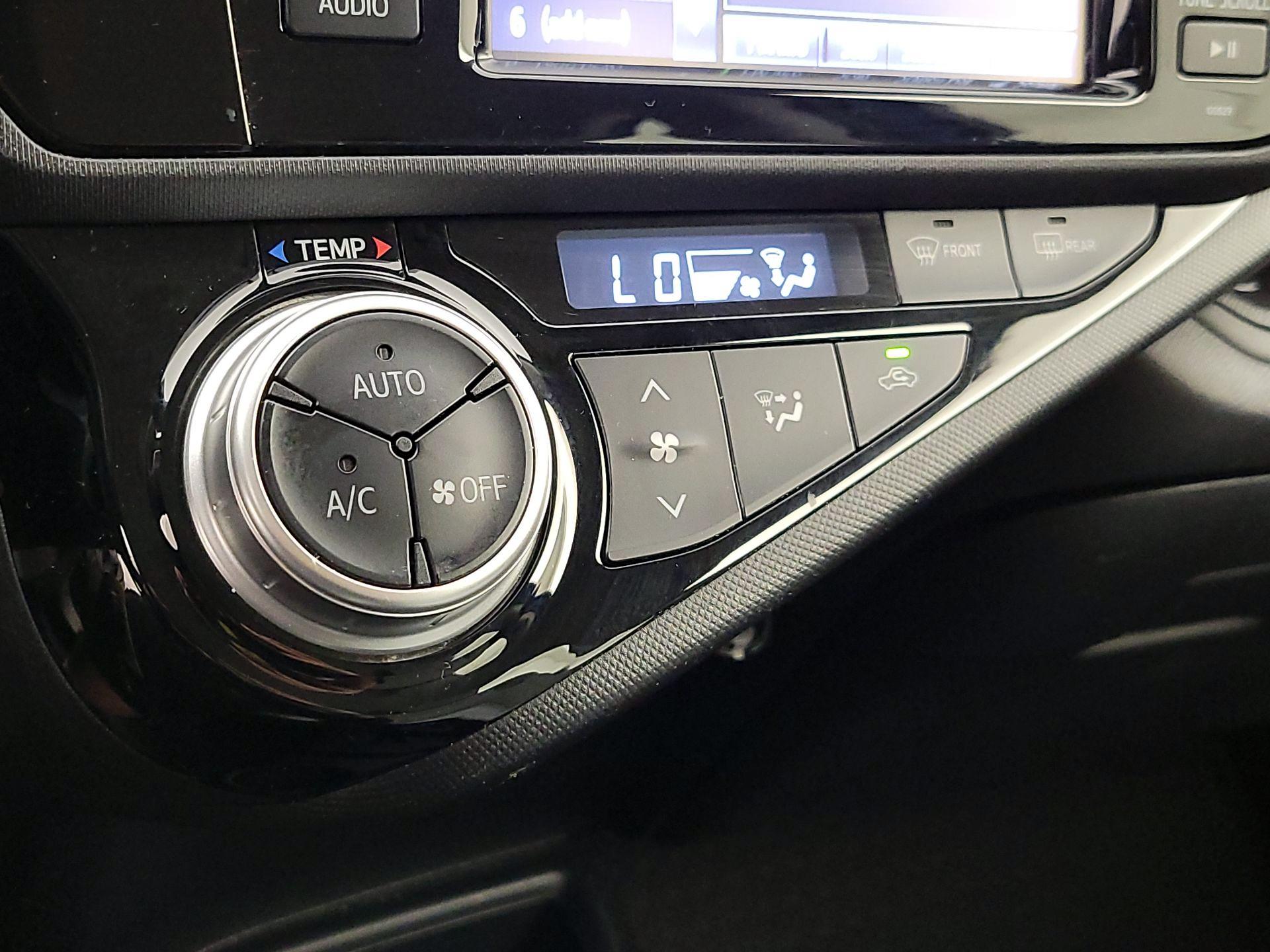 Thumbnail: 2016 Toyota Prius c - 15