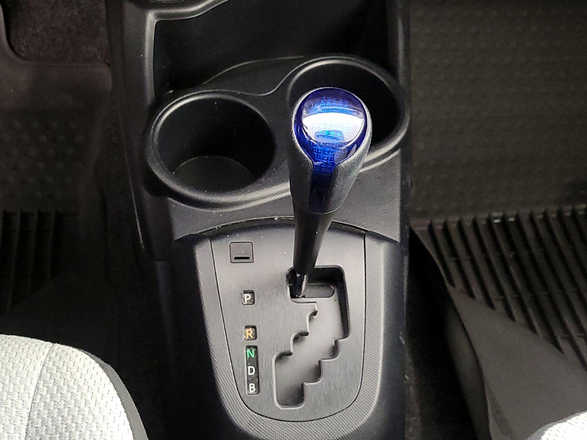 Thumbnail: 2016 Toyota Prius c - 16