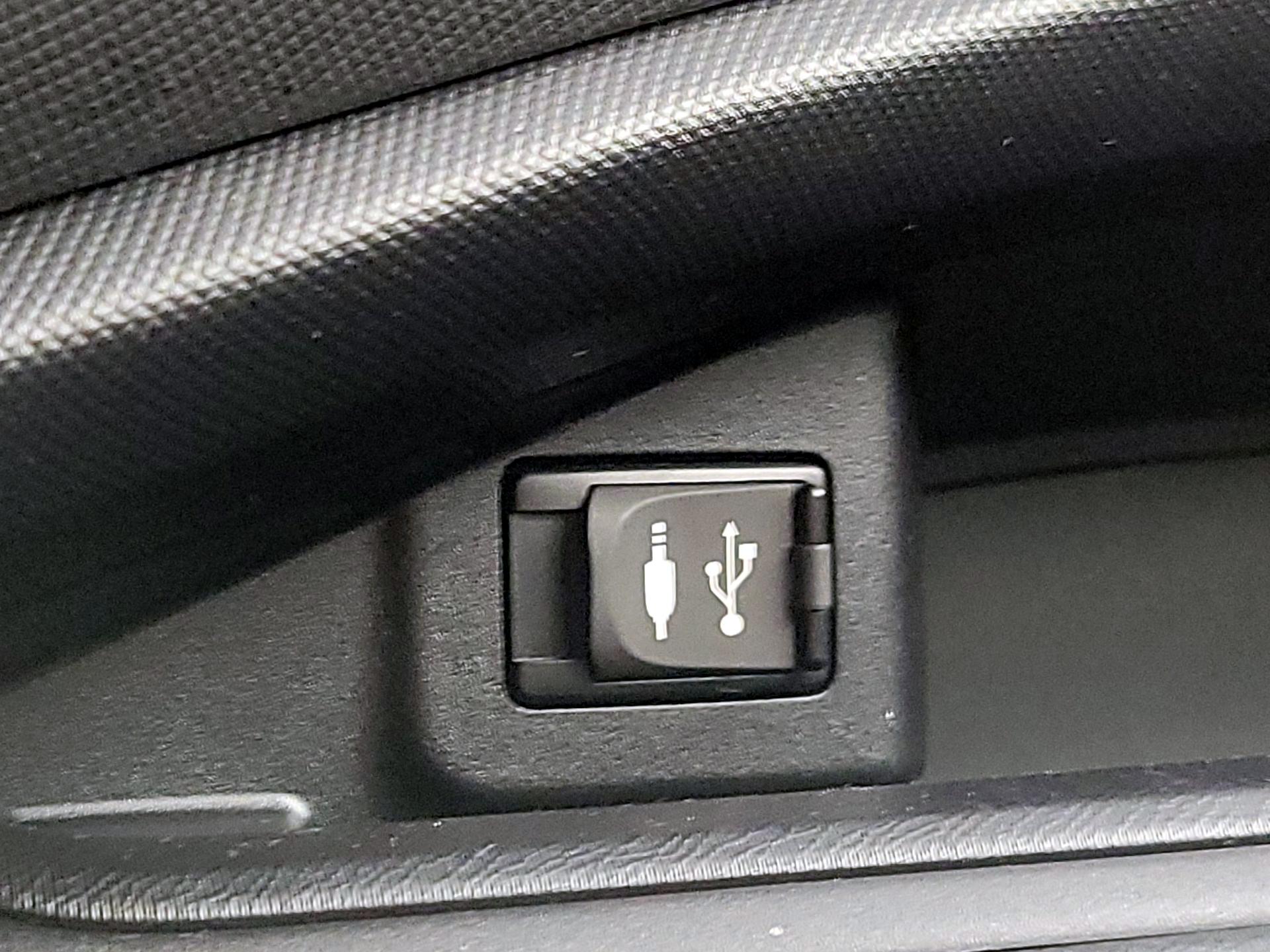 Thumbnail: 2016 Toyota Prius c - 17