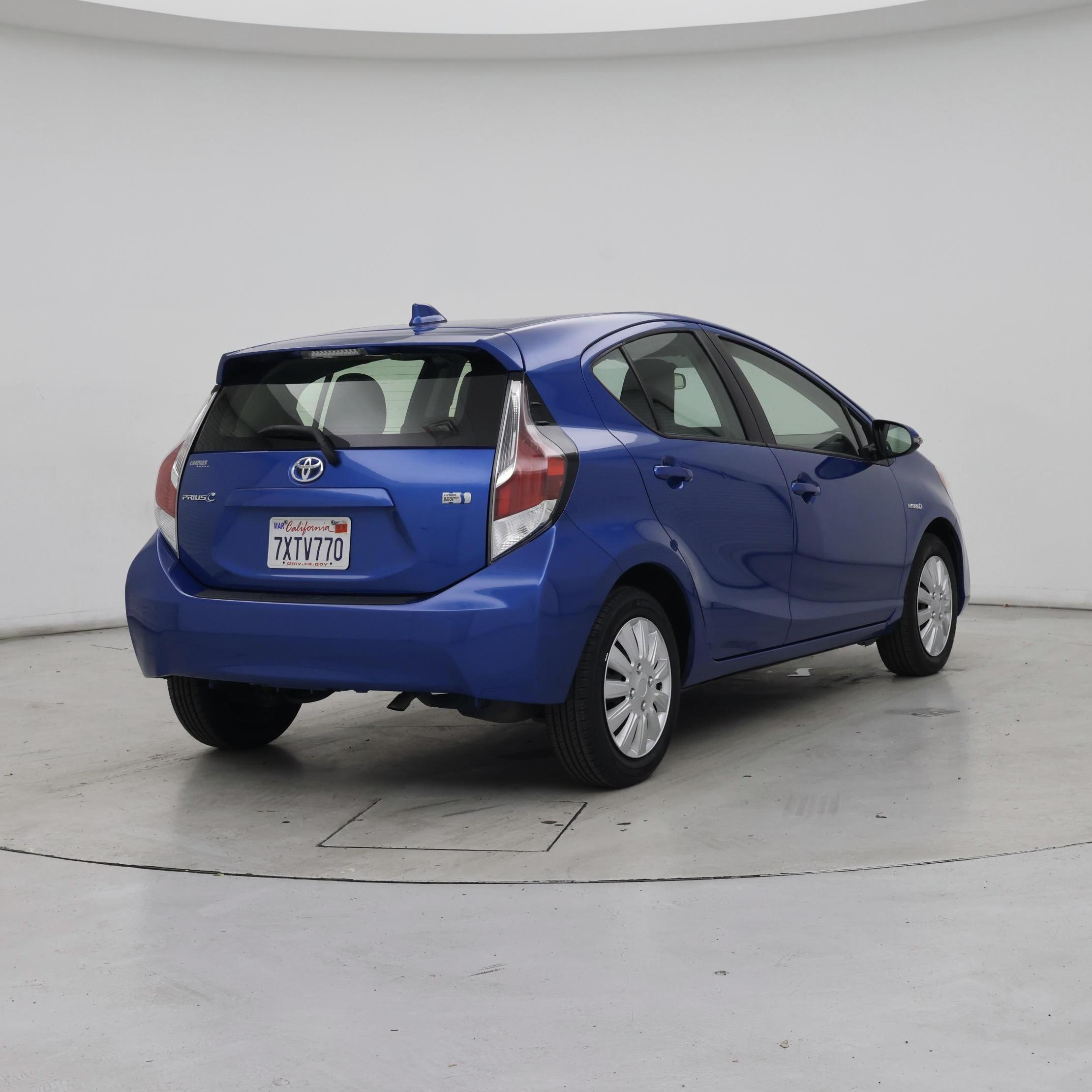 Thumbnail: 2016 Toyota Prius c - 8