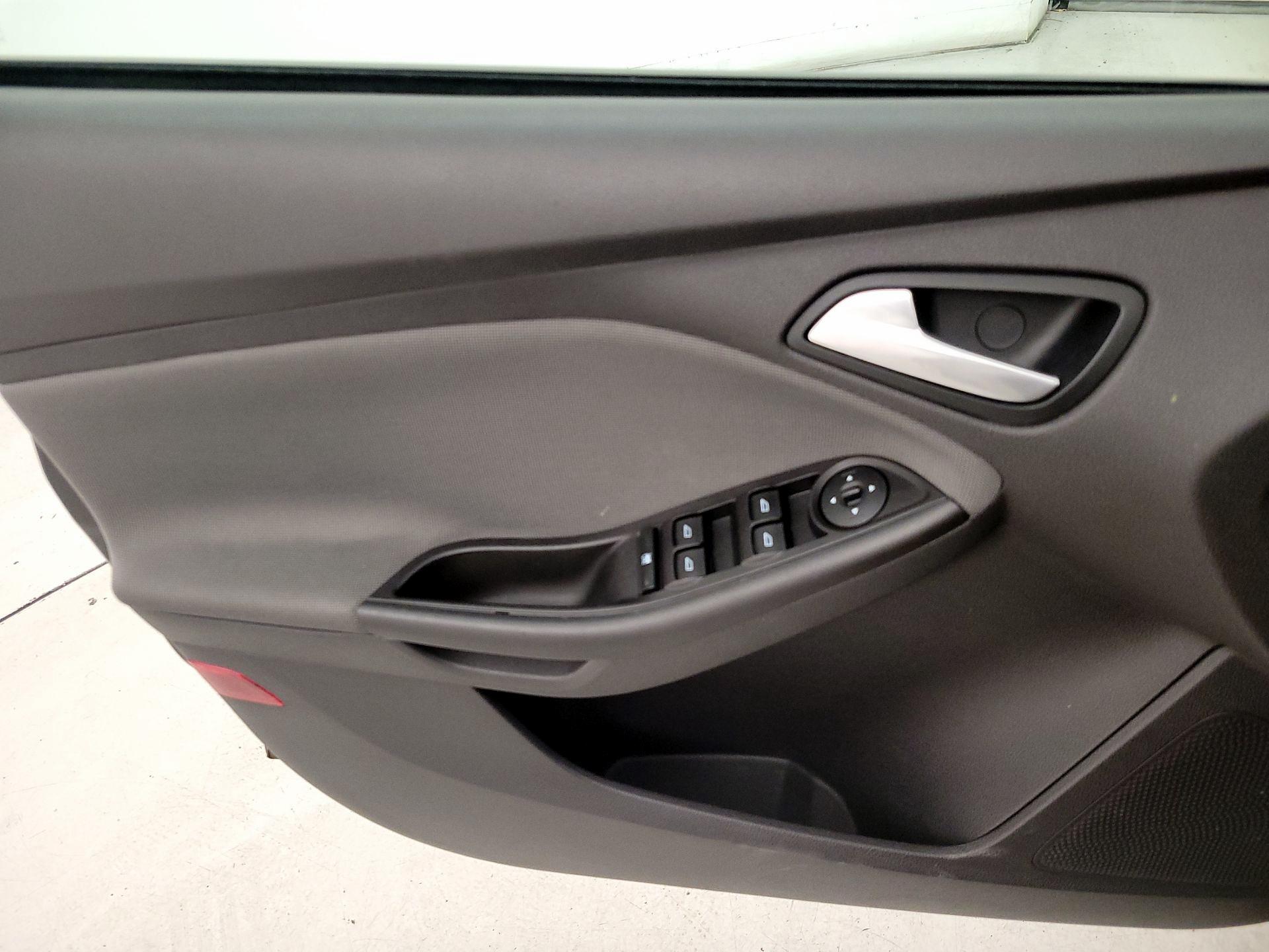 Thumbnail: 2014 Ford Focus - 12