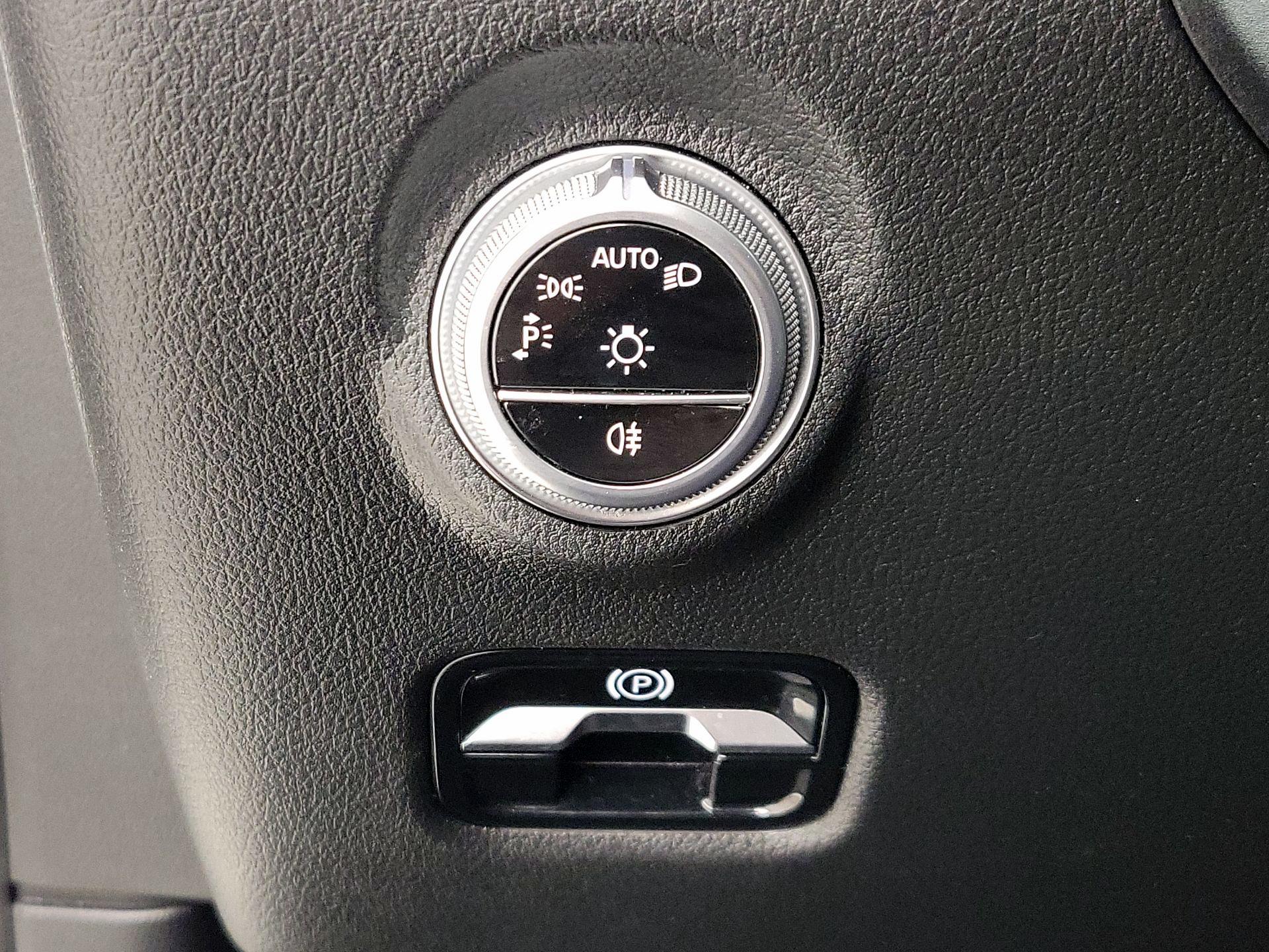 Thumbnail: 2022 Mercedes-Benz C-Class - 13