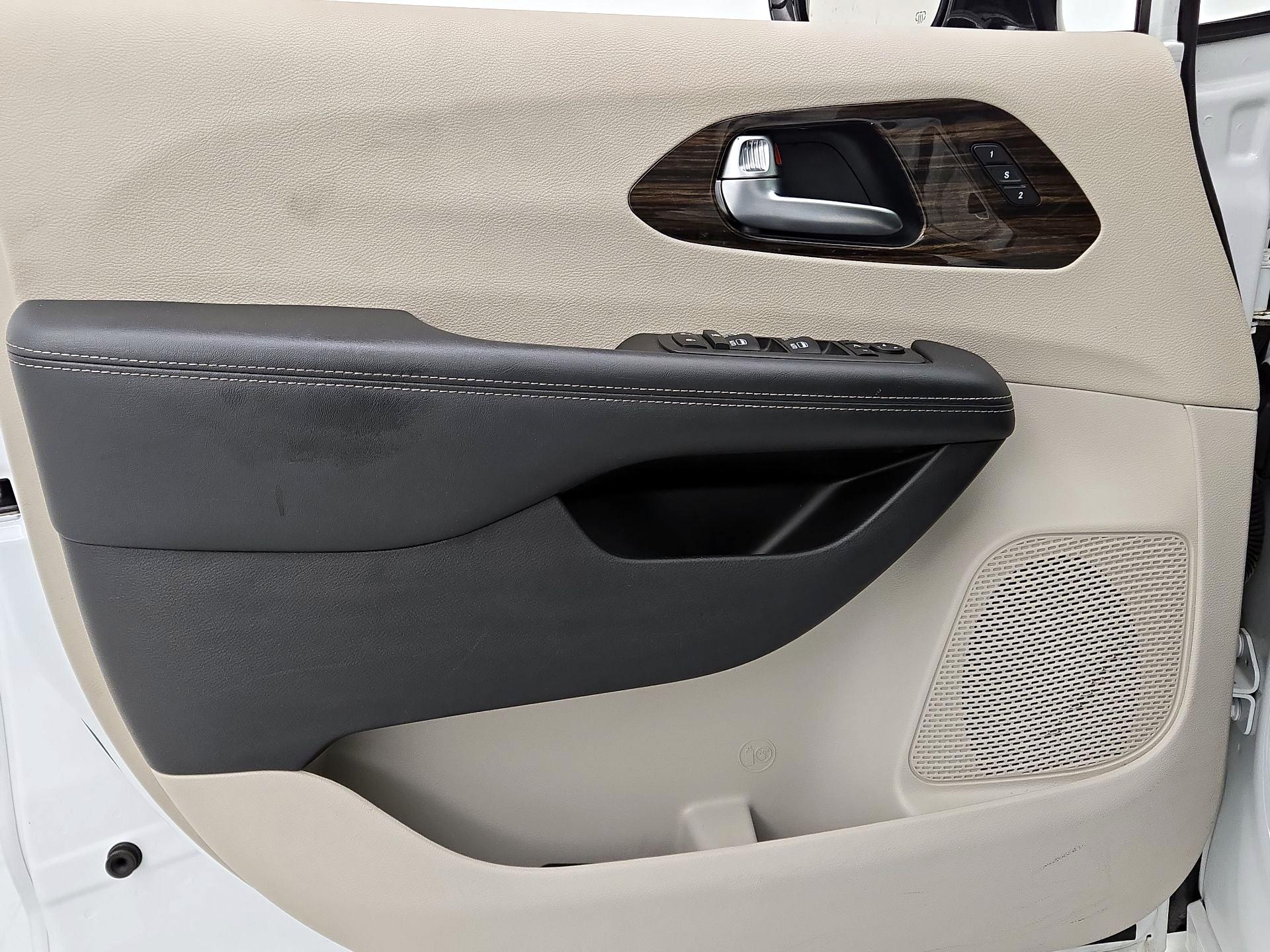 Thumbnail: 2023 Chrysler Pacifica - 12