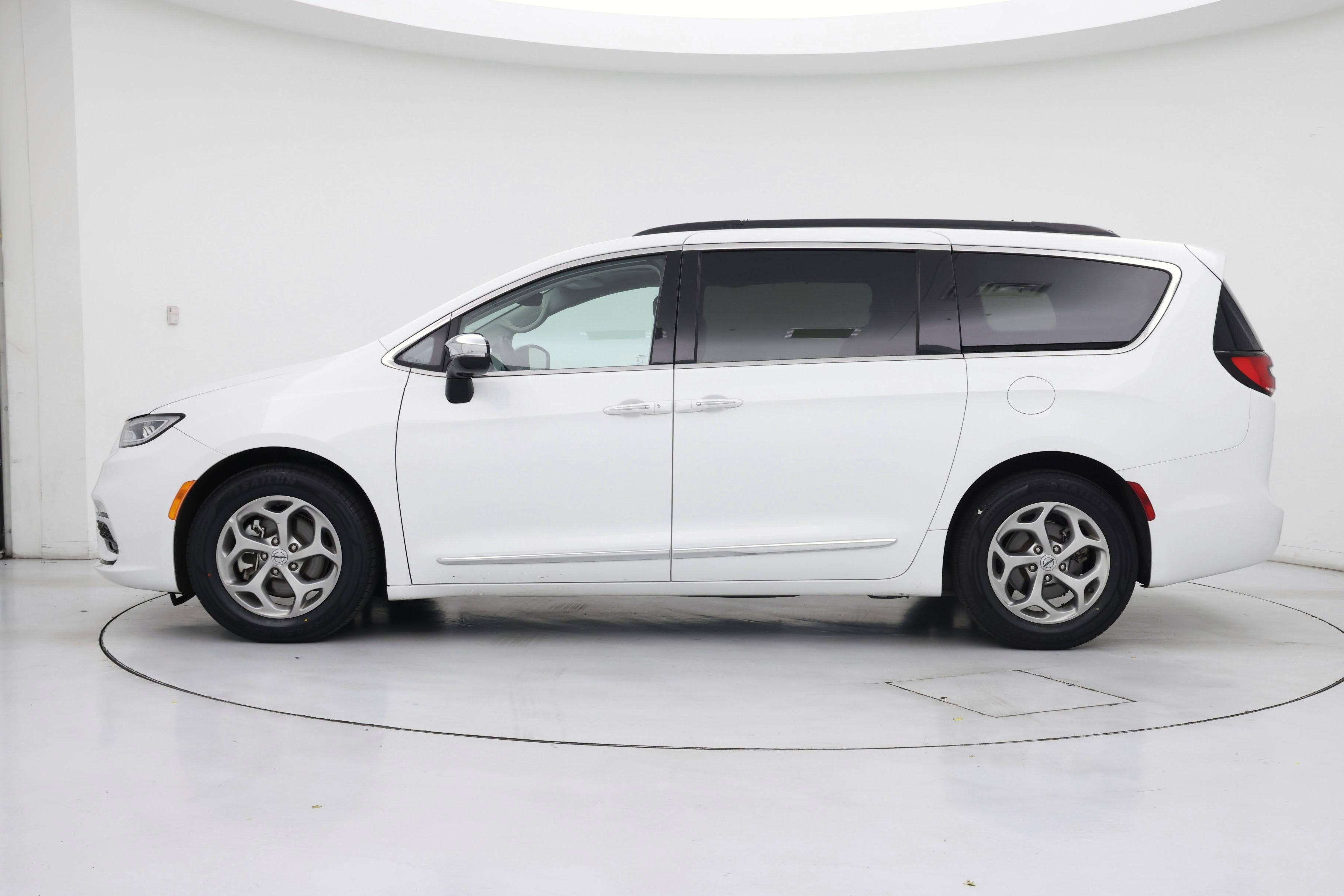 Thumbnail: 2023 Chrysler Pacifica - 3