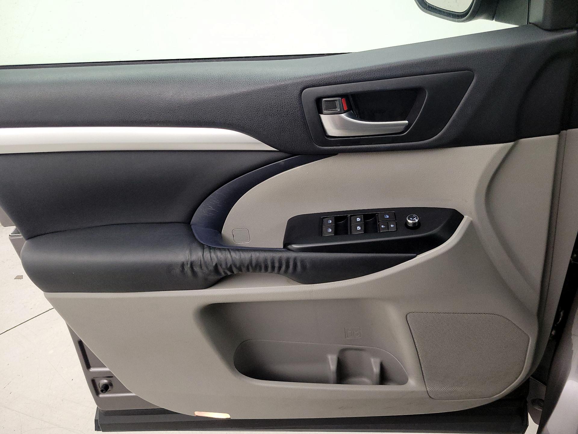 Thumbnail: 2015 Toyota Highlander - 12